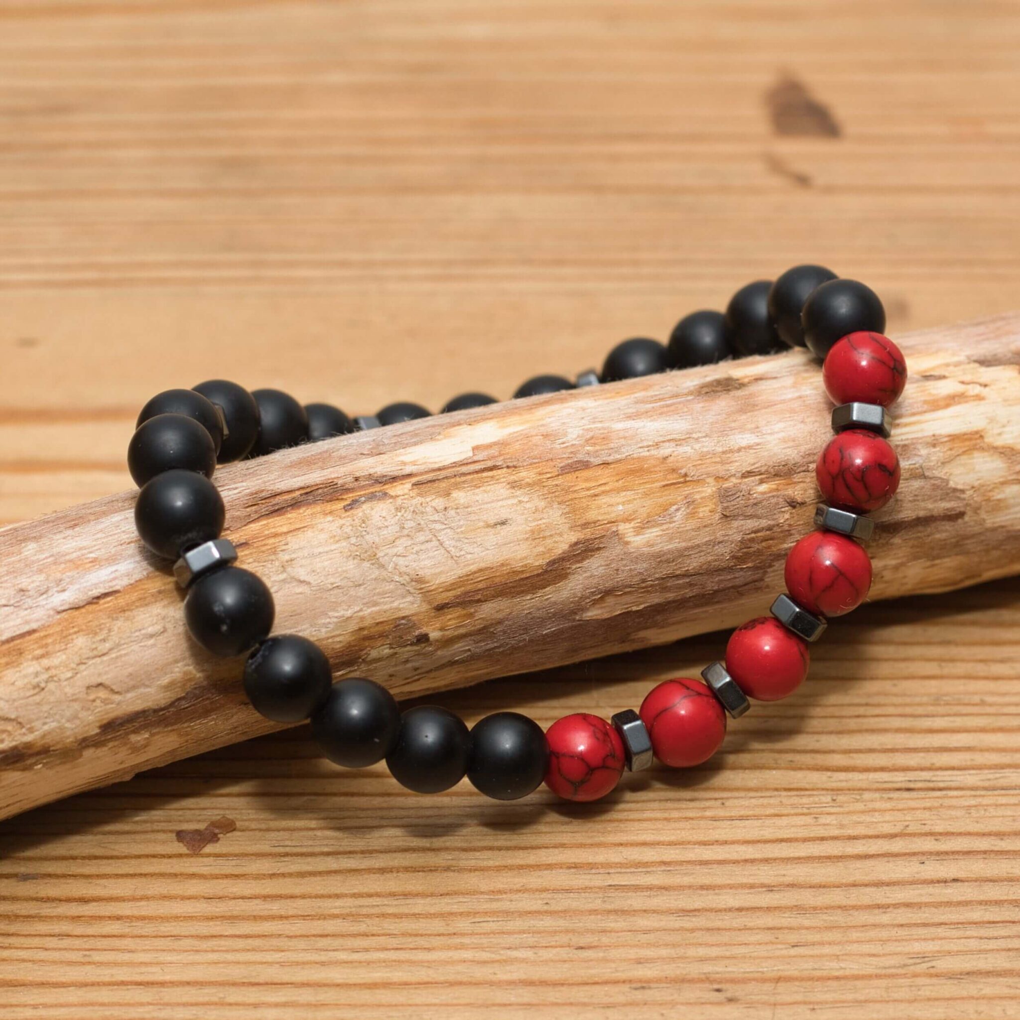Statement Armband aus mattem Onyx, rotem Howlith und Hämatit-Elementen.