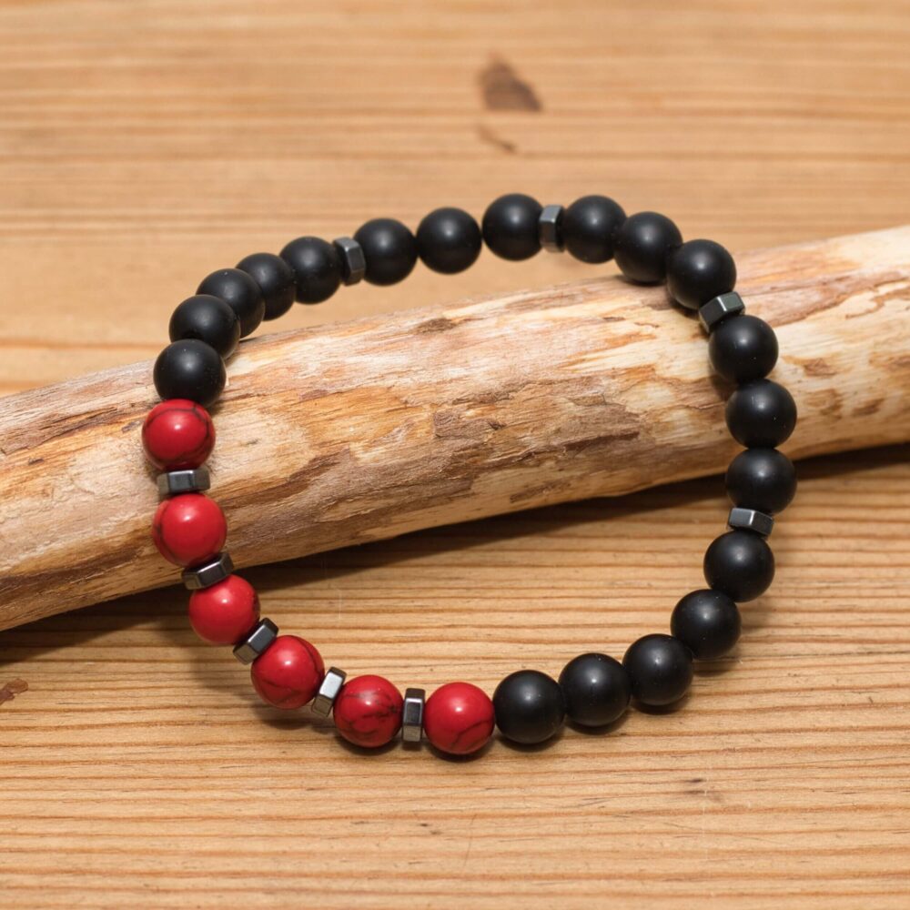 Statement Armband aus mattem Onyx, rotem Howlith und Hämatit-Elementen.