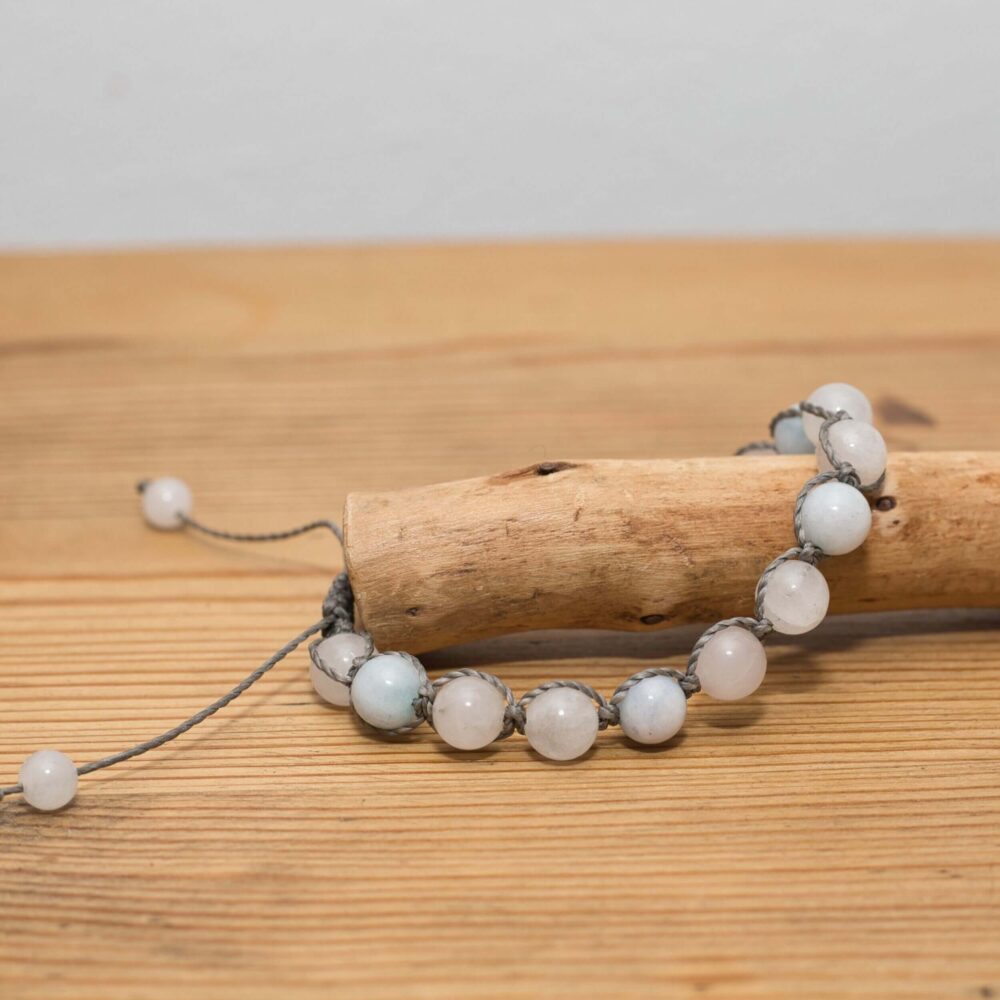 Blaues Makramee-Armband aus Aquamarin, Rosenquarz und Weißem Achat mit verstellbarem Schiebeknoten – handgefertigt Schmuck