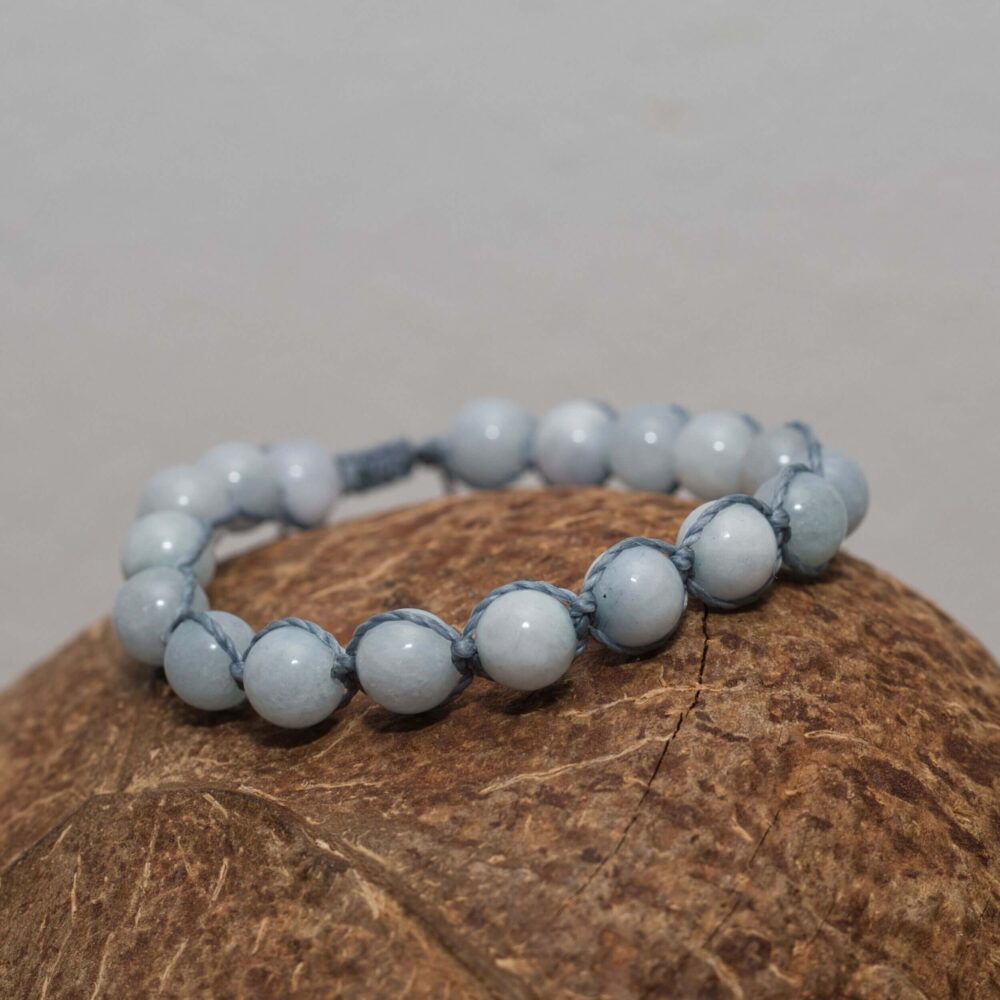 Shamballa-Armband aus hellblauen Aquamarin-Perlen auf gewachstem Band mit verstellbarem Schiebeknoten, elegant und modern, ideal für Alltag und besondere Anlässe.