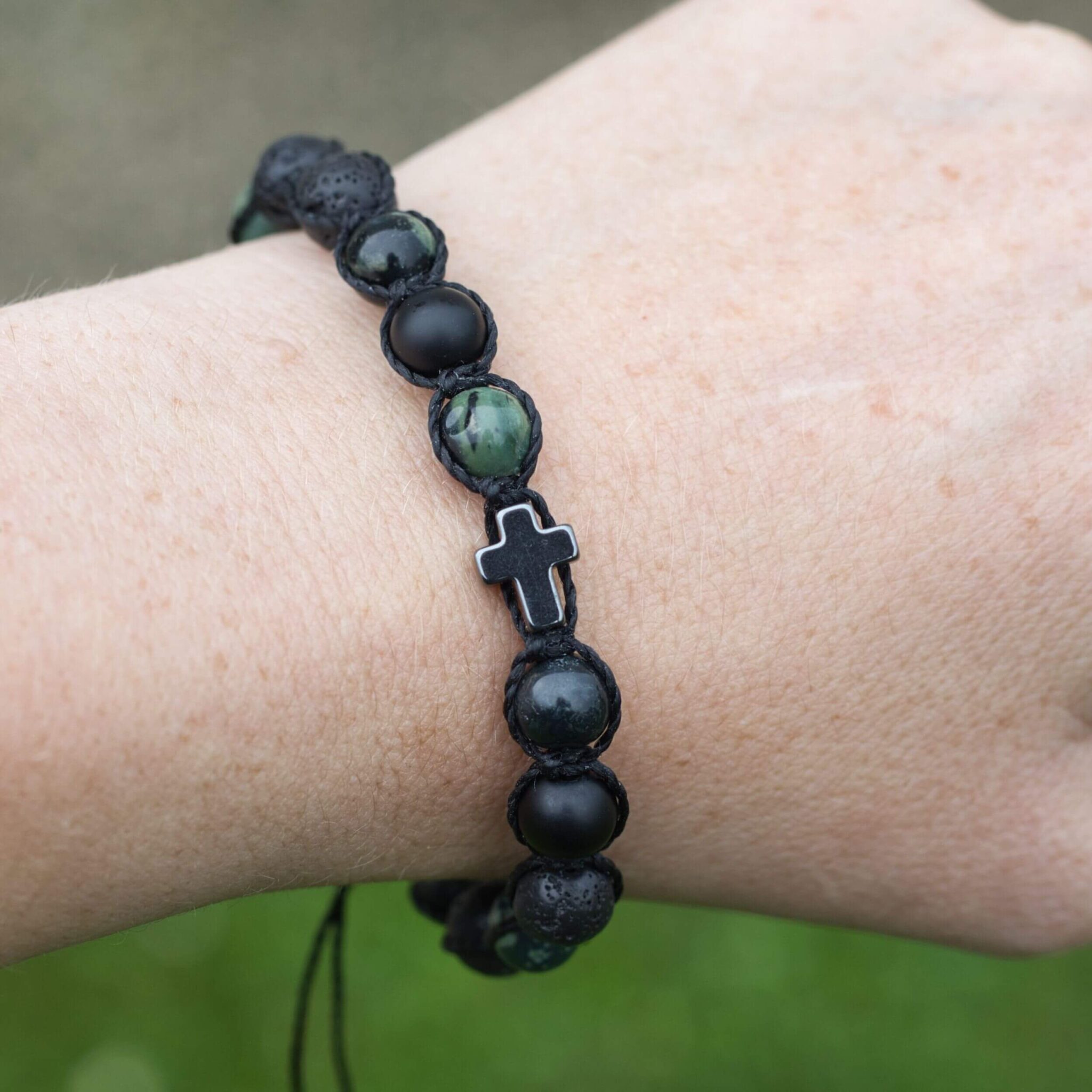 Handgefertigtes Shamballa-Armband aus Kambaba Jaspis, Lava & mattem Onyx mit schwarzem Hämatit Kreuz.