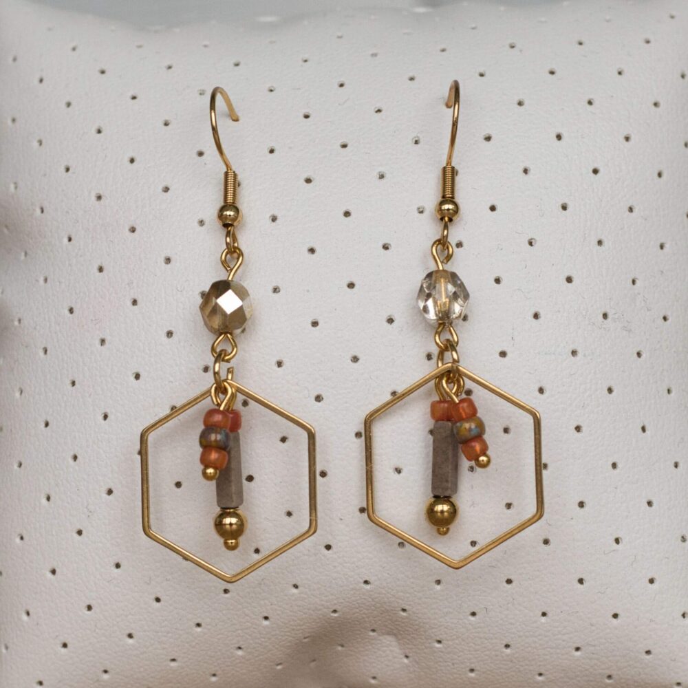 Vergoldete Ohrhänger aus Achat, Rocailles, facettierten böhmischen Kristallperlen und Edelstahl, elegant und vielseitig tragbar.