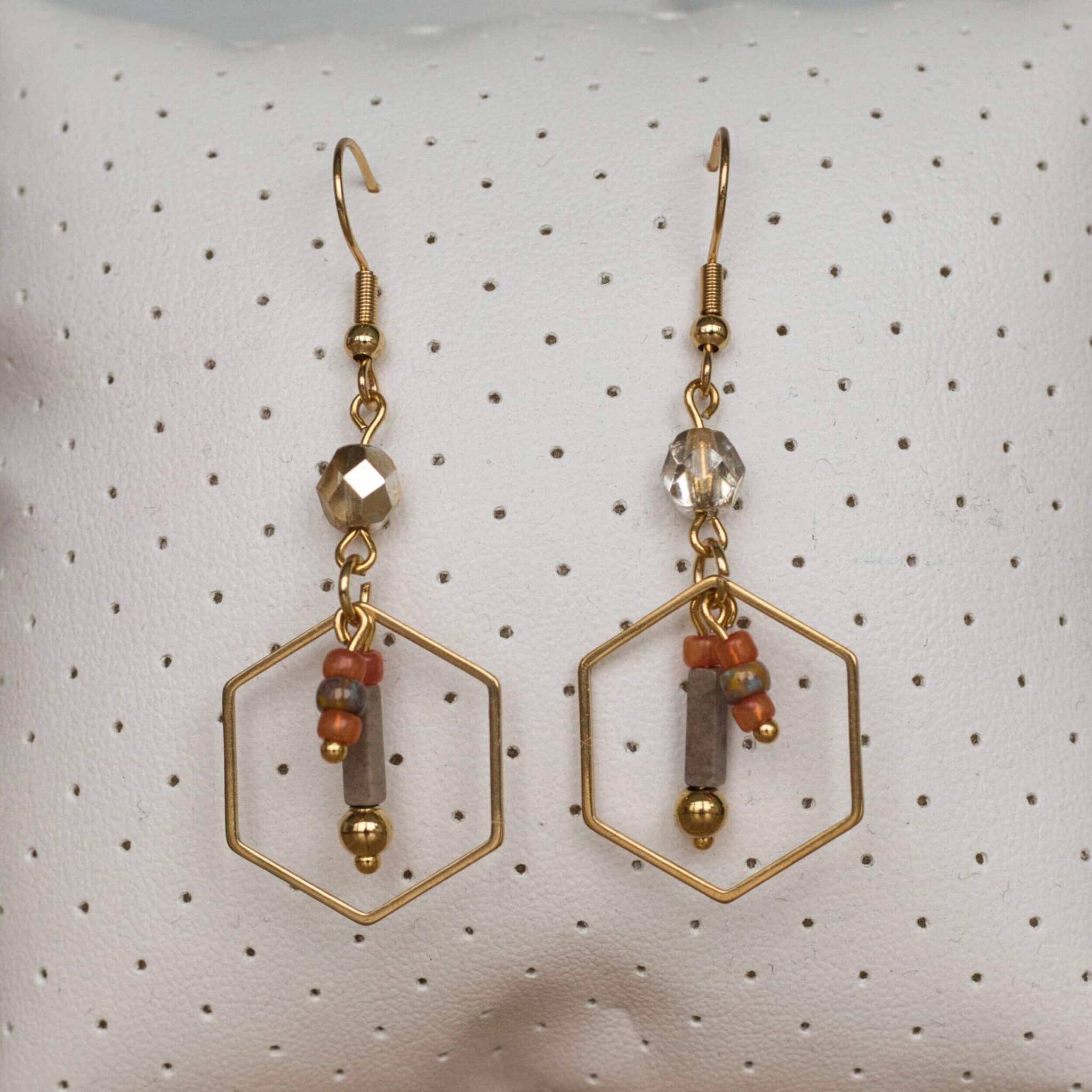 Vergoldete Ohrhänger aus Achat, Rocailles, facettierten böhmischen Kristallperlen und Edelstahl, elegant und vielseitig tragbar.