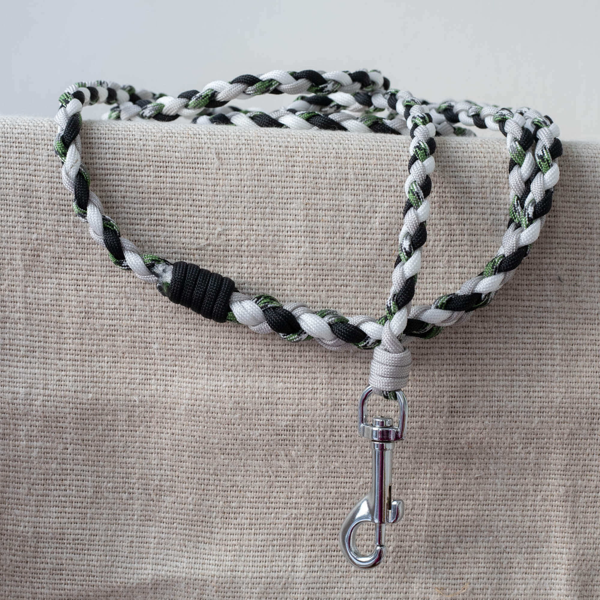 Round braid dog leash made of 4 strands of 550 paracord.