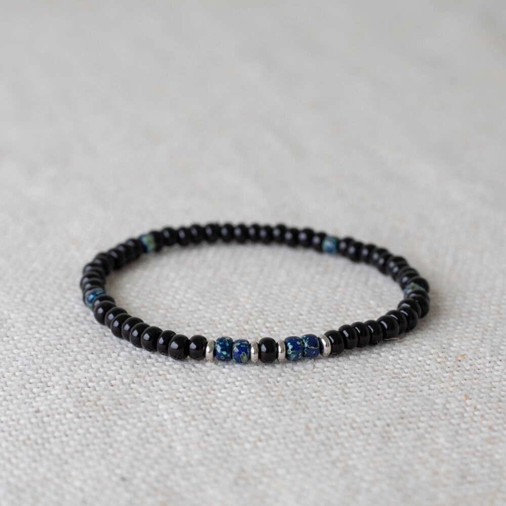 Minimalistisches Armband „Galaxie“ in Schwarz, Blau und Silber mit Glas-Saatperlen und Edelstahldistanzperlen – elegant und vielseitig für jeden Tag.
