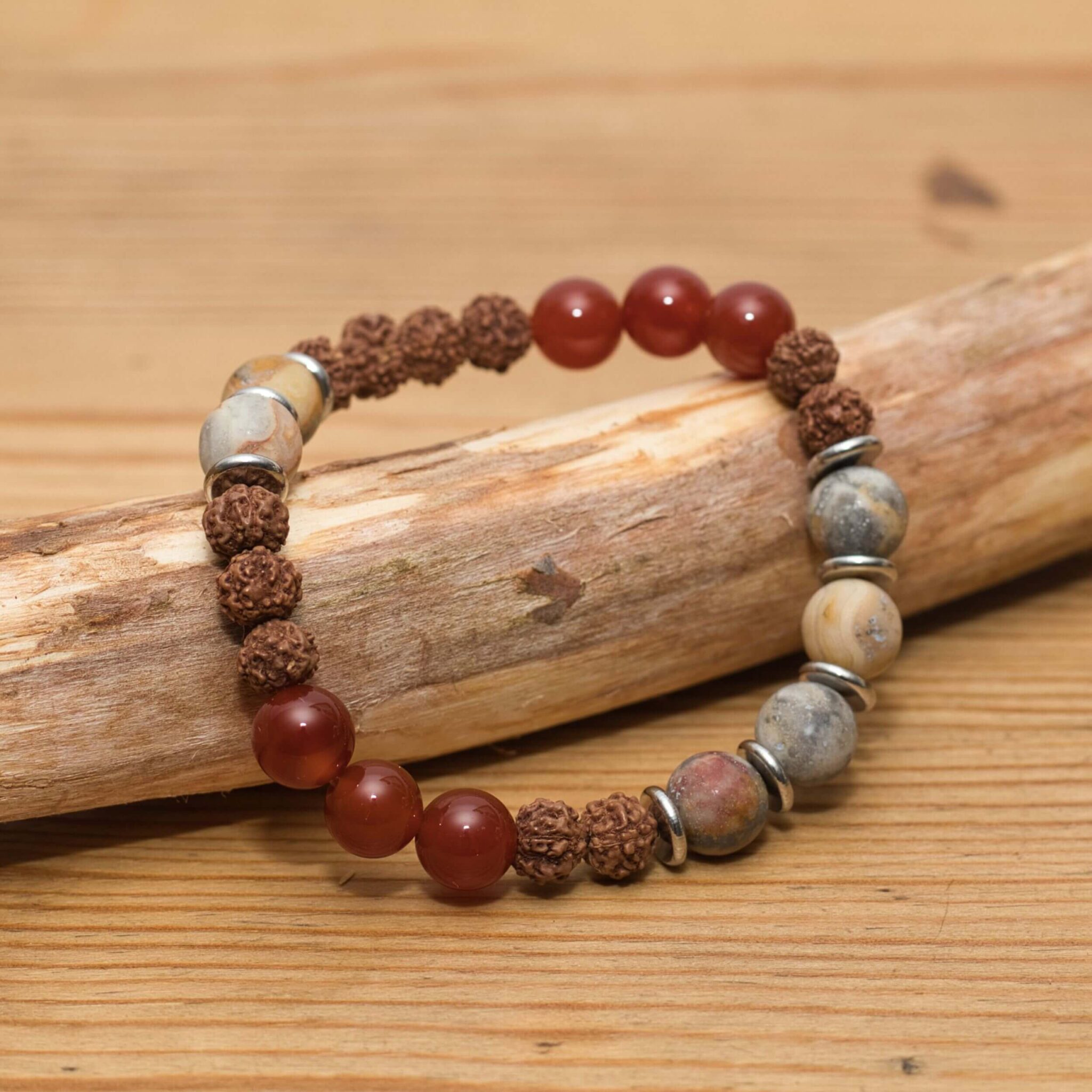 Handgefertigtes Rudraksha-Armband mit Karneol, Crazy Lace Achat und Edelstahl-Trennperlen – stilvoll, verstellbar und ideal für jeden Tag.
