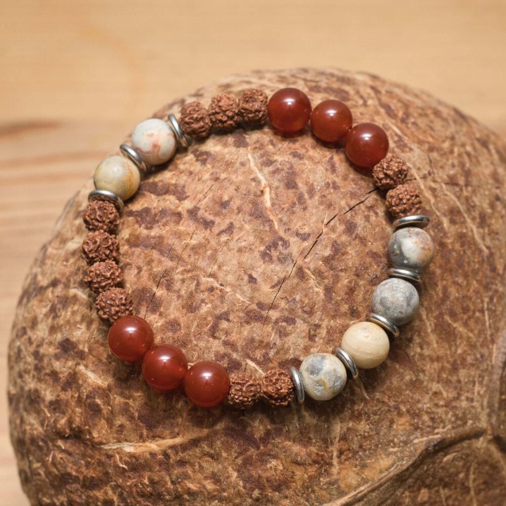 Handgefertigtes Rudraksha-Armband mit Karneol, Crazy Lace Achat und Edelstahl-Trennperlen – stilvoll, verstellbar und ideal für jeden Tag.