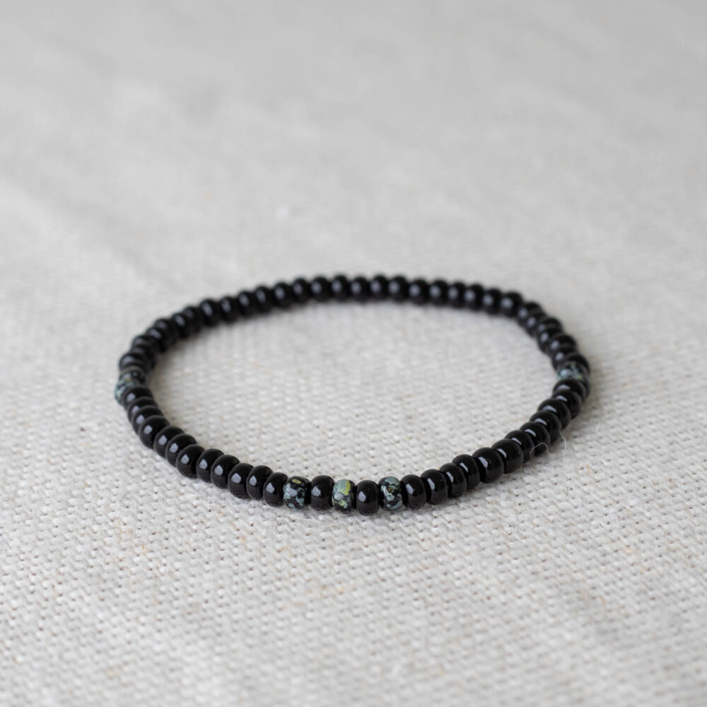 Minimalistisches Perlenarmband namens „Panther“, gefertigt aus eleganten schwarzen Glasperlen. Ein stilvolles und vielseitiges Accessoire, perfekt für den Alltag.