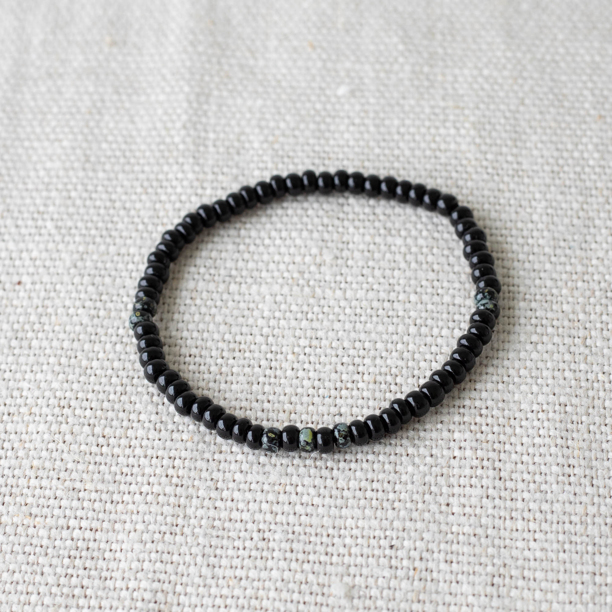 Minimalistisches Perlenarmband namens „Panther“, gefertigt aus eleganten schwarzen Glasperlen. Ein stilvolles und vielseitiges Accessoire, perfekt für den Alltag.