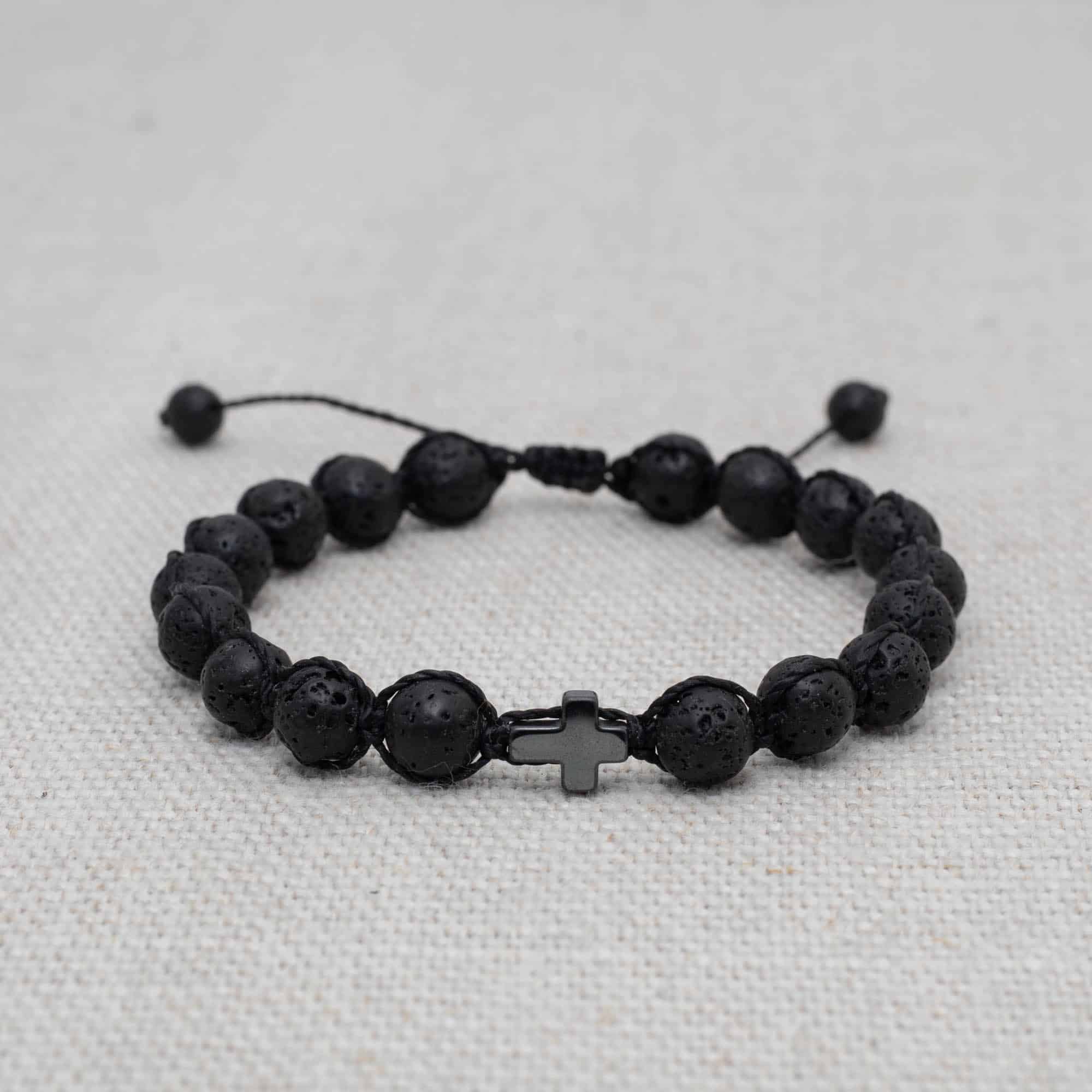 čierny shamballa náramok s krížikom