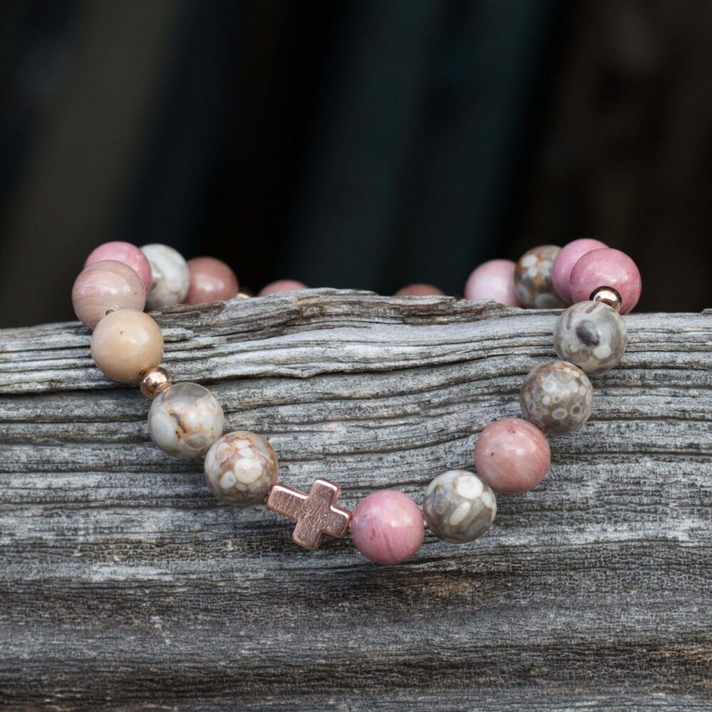 Handgefertigtes Armband aus Rhodonit und Maifanit mit rosévergoldeten Hämatit- und Edelstahlperlen – elegant, spirituell und perfekt als Geschenk.