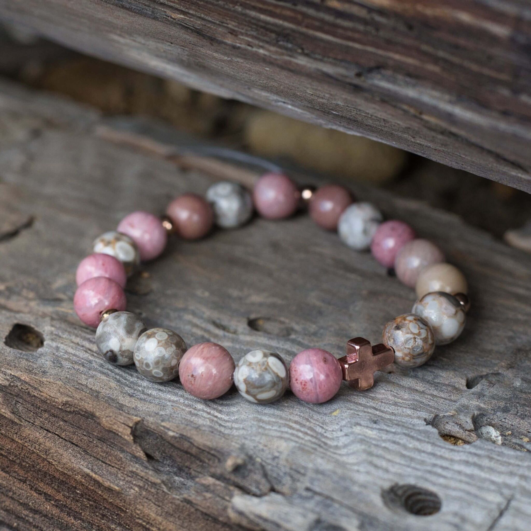 Handgefertigtes Armband aus Rhodonit und Maifanit mit rosévergoldeten Hämatit- und Edelstahlperlen – elegant, spirituell und perfekt als Geschenk.