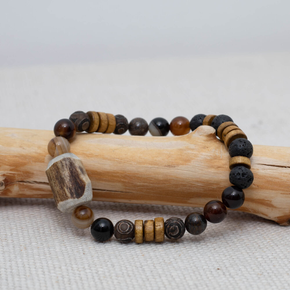 Armband aus Hirschgeweih, Lavastein, tibetischem Dzi-Achat, Bronzit, braunem Achat und Holzperlen vereint natürliche Materialien mit modernem Stil