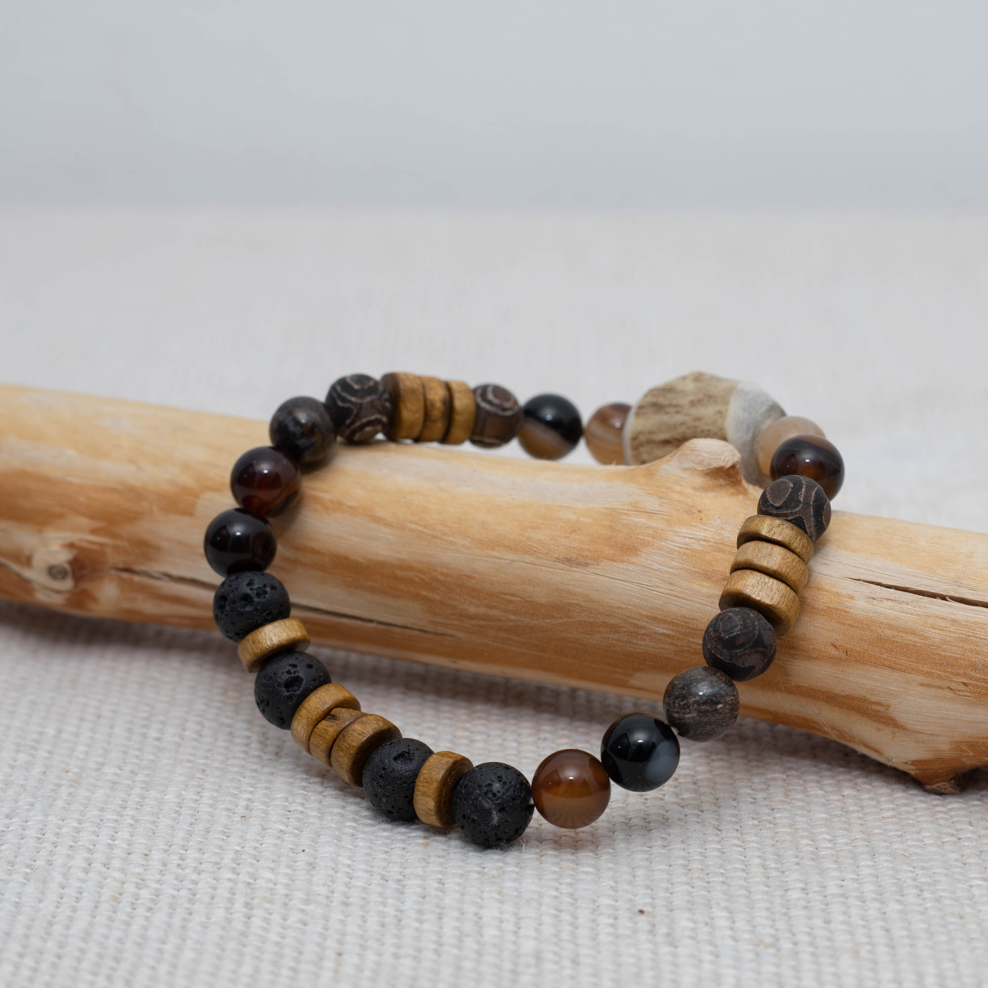 Armband aus Hirschgeweih, Lavastein, tibetischem Dzi-Achat, Bronzit, braunem Achat und Holzperlen vereint natürliche Materialien mit modernem Stil