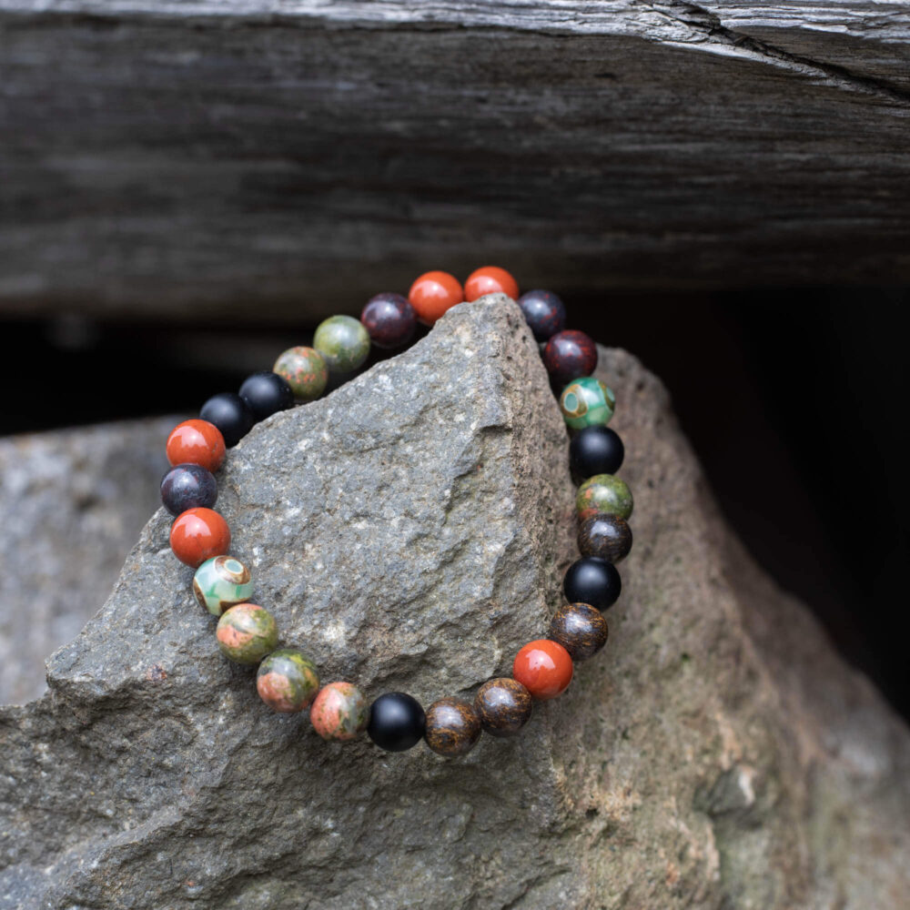 Dzi Armband aus Natursteinen in Grüntönen, inspiriert vom Sumpf, unisex und stilvoll.