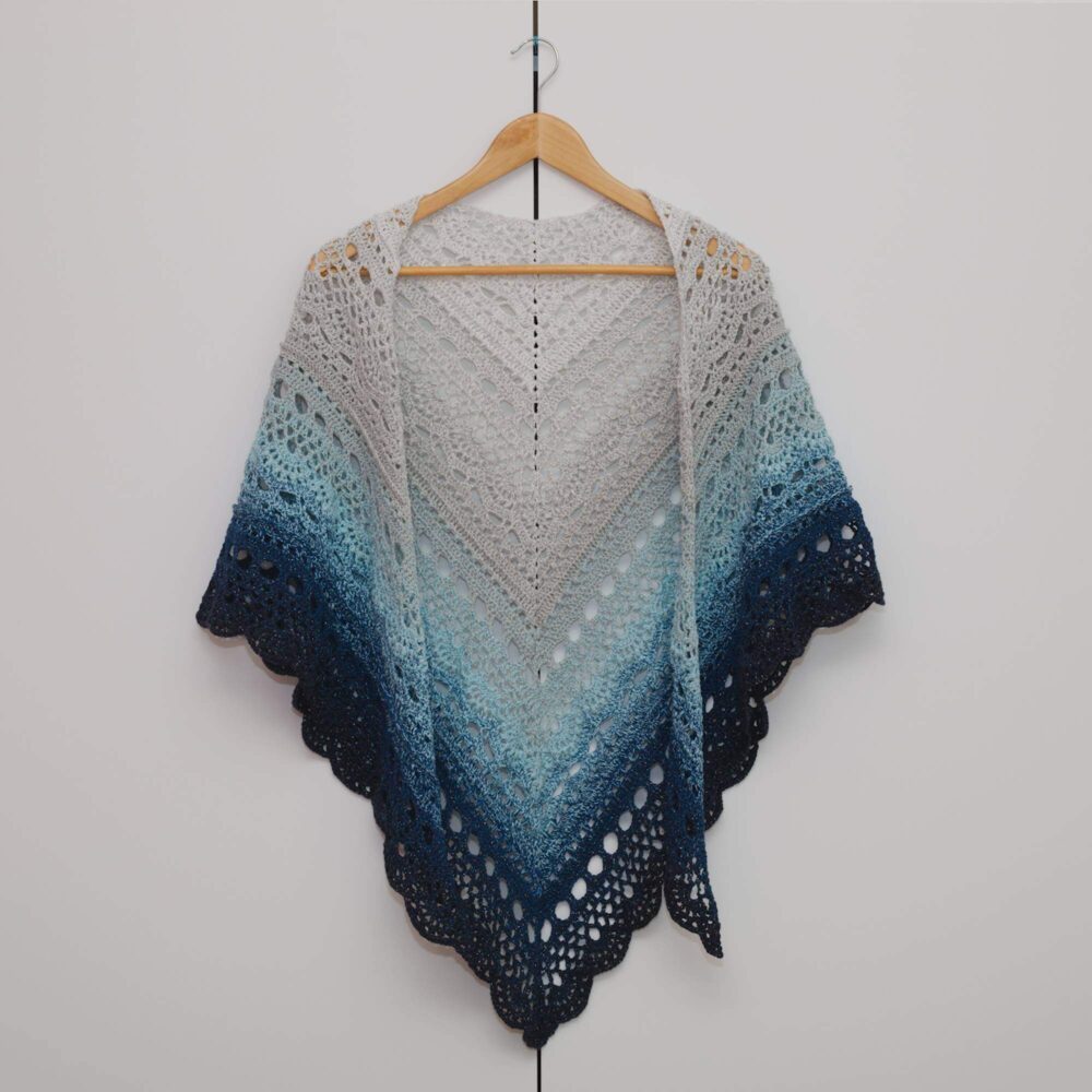 Handgefertigtes Dreieckshäkel-Tuch aus Ombre-Garn von Grau zu Mitternachtsblau mit funkelnden Silberfäden – elegant, vielseitig und perfekt für den Alltag.