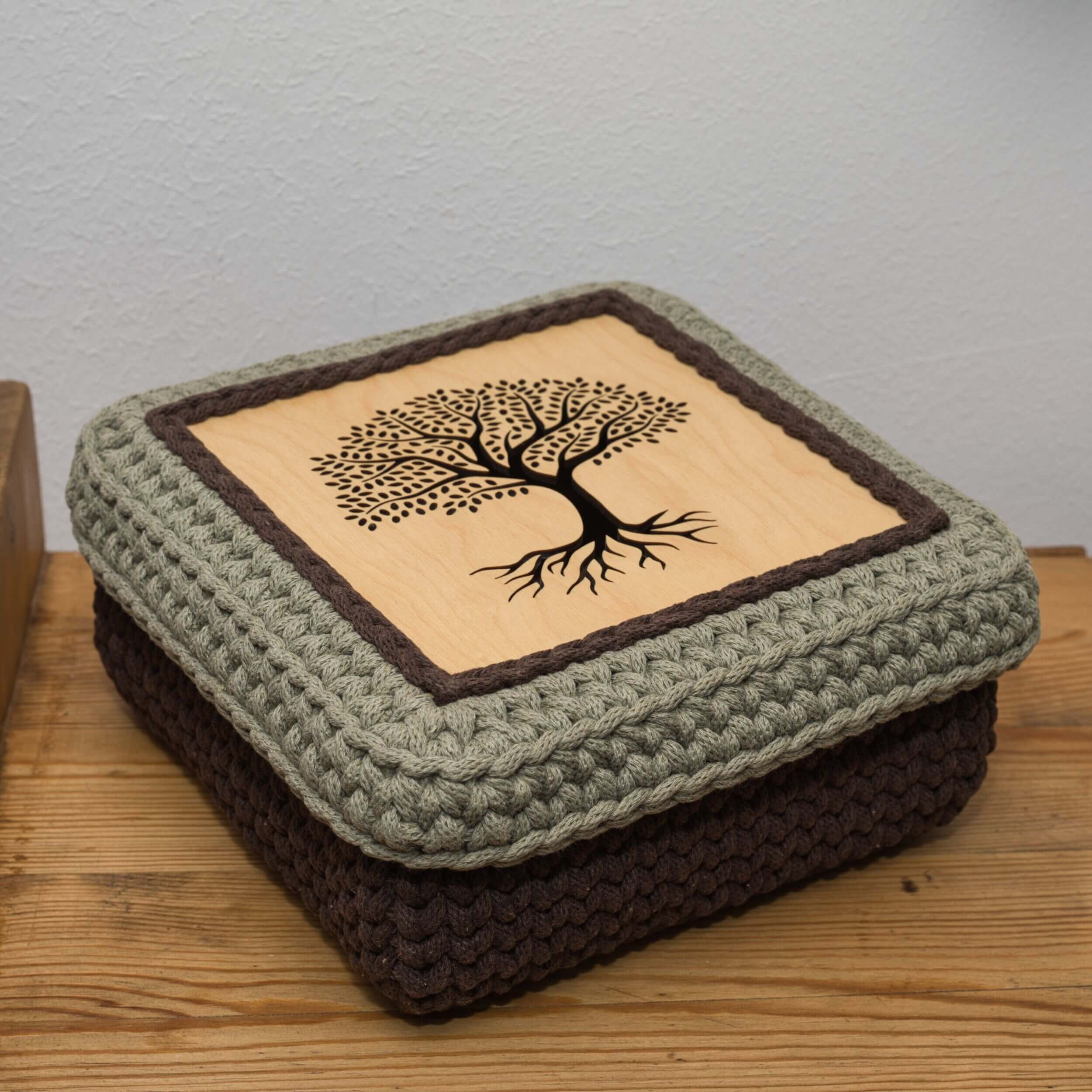 Gehäkelte Aufbewahrungsbox mit Holzdeckel und graviertem Baum des Lebens, handgemachter Korb aus Baumwollschnur mit stabilem Holzboden