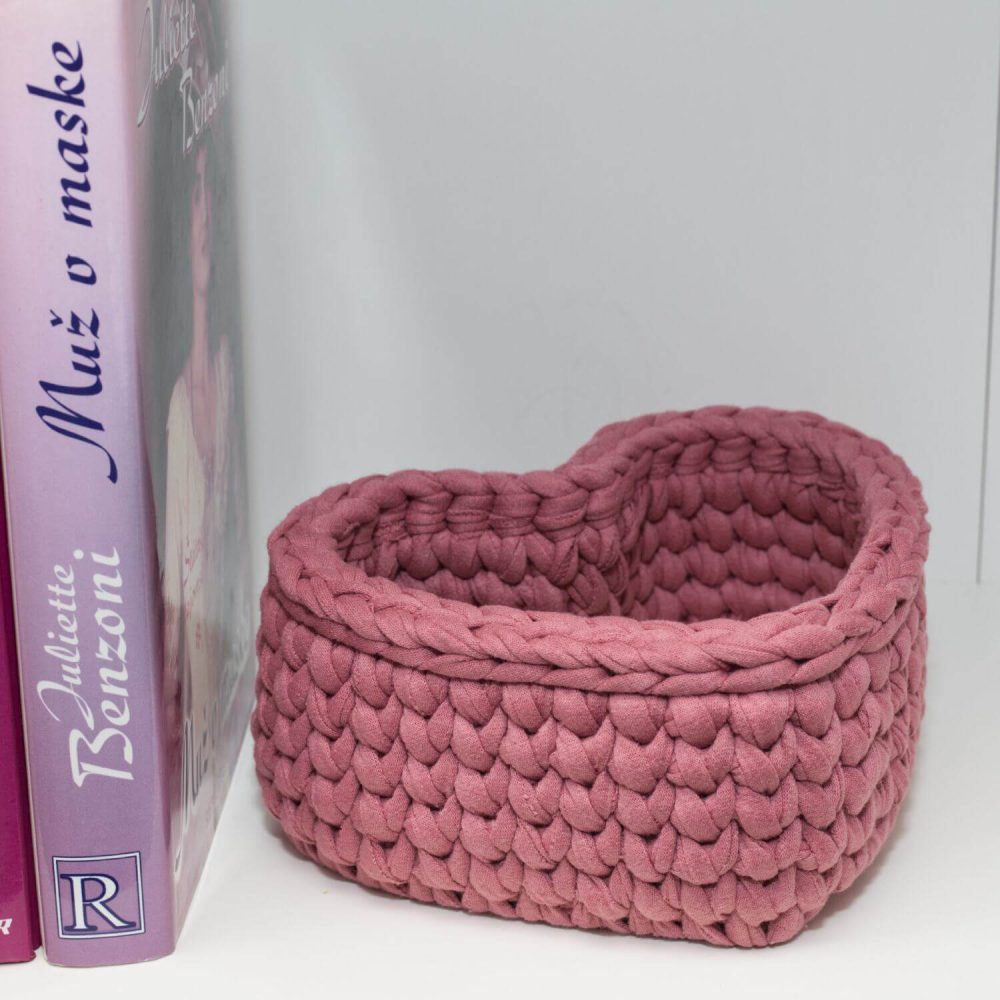 Rosa gehäkelter Korb in Herzform aus recyceltem Textilgarn