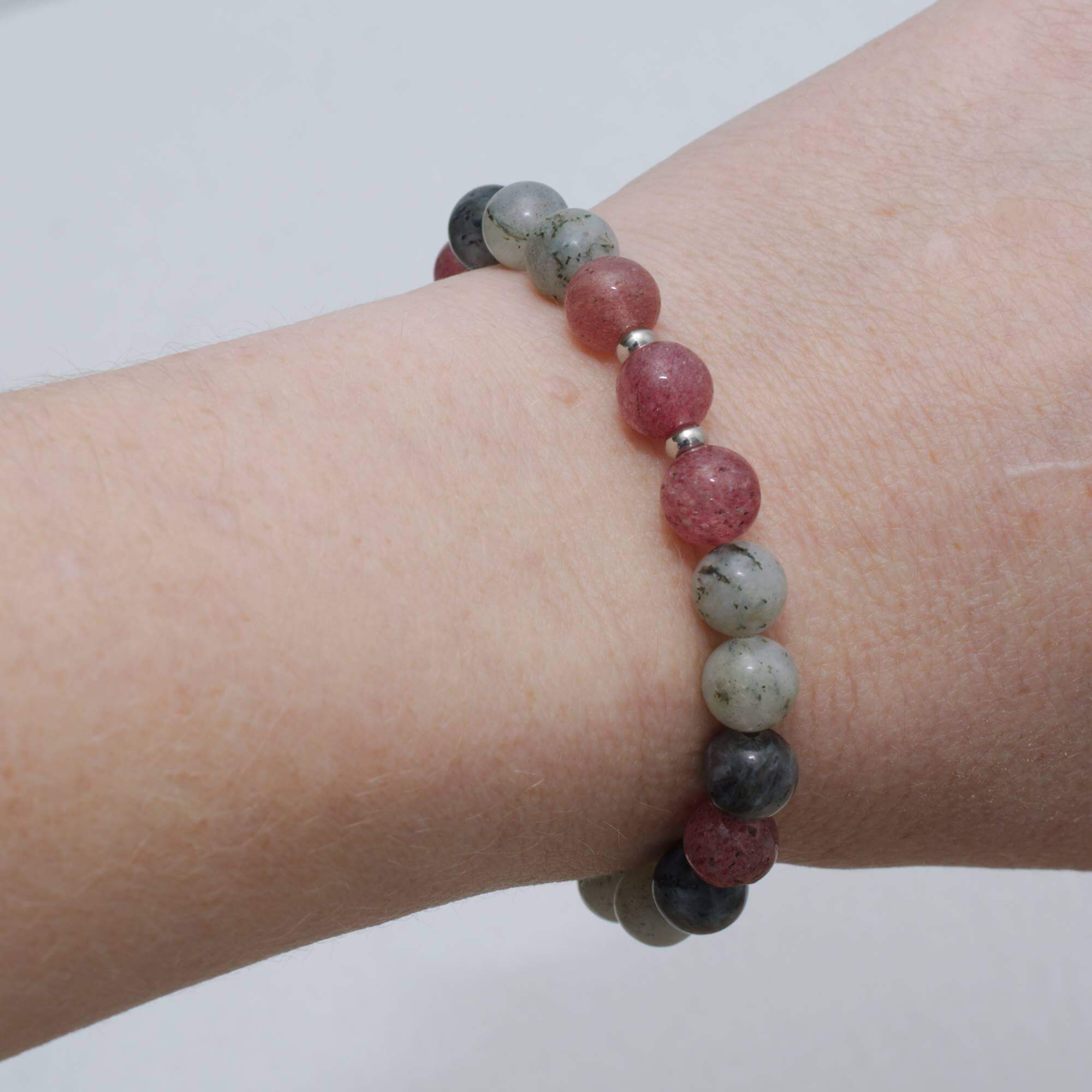 Elegantes Armband aus Labradorit,,Larvikit und Erdbeerquarz mit Edelstahlakzenten – handgemacht, modern und vielseitig.