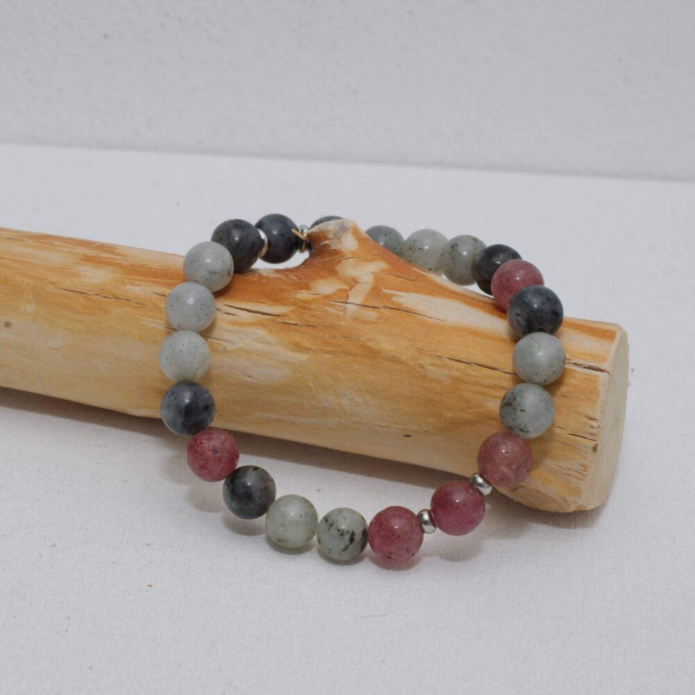 Elegantes Armband aus Labradorit, Larvikit und Erdbeerquarz mit Edelstahlakzenten – handgemacht, modern und vielseitig.