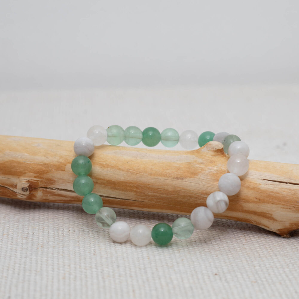Handgemachtes Damen-Armband aus Fluorit-, Aventurin- und Achat-Perlen, Modell Mayak Snowy Mint, elastisch und elegant.