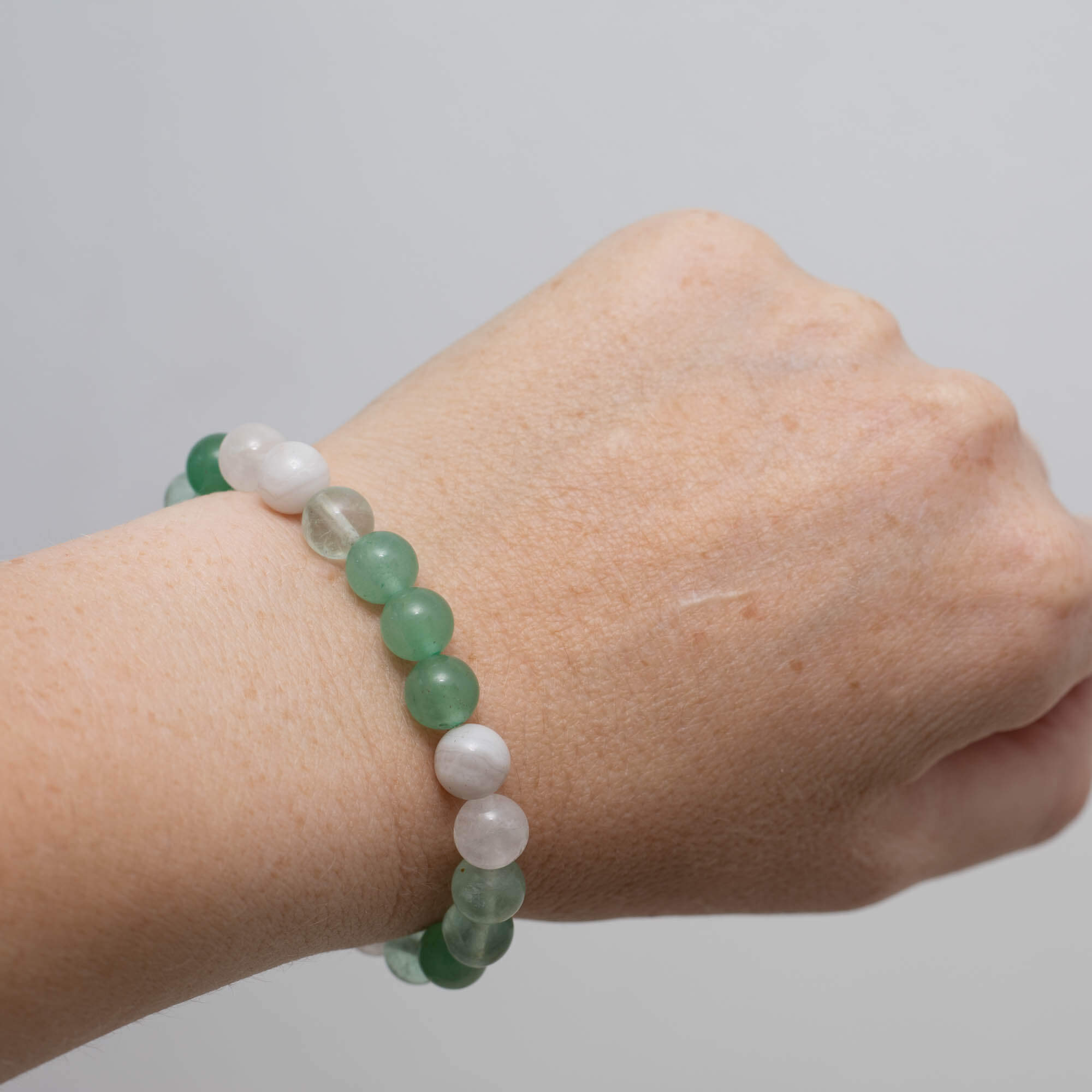Handgemachtes Damen-Armband aus Fluorit-, Aventurin- und Achat-Perlen, Modell Mayak Snowy Mint, elastisch und elegant.