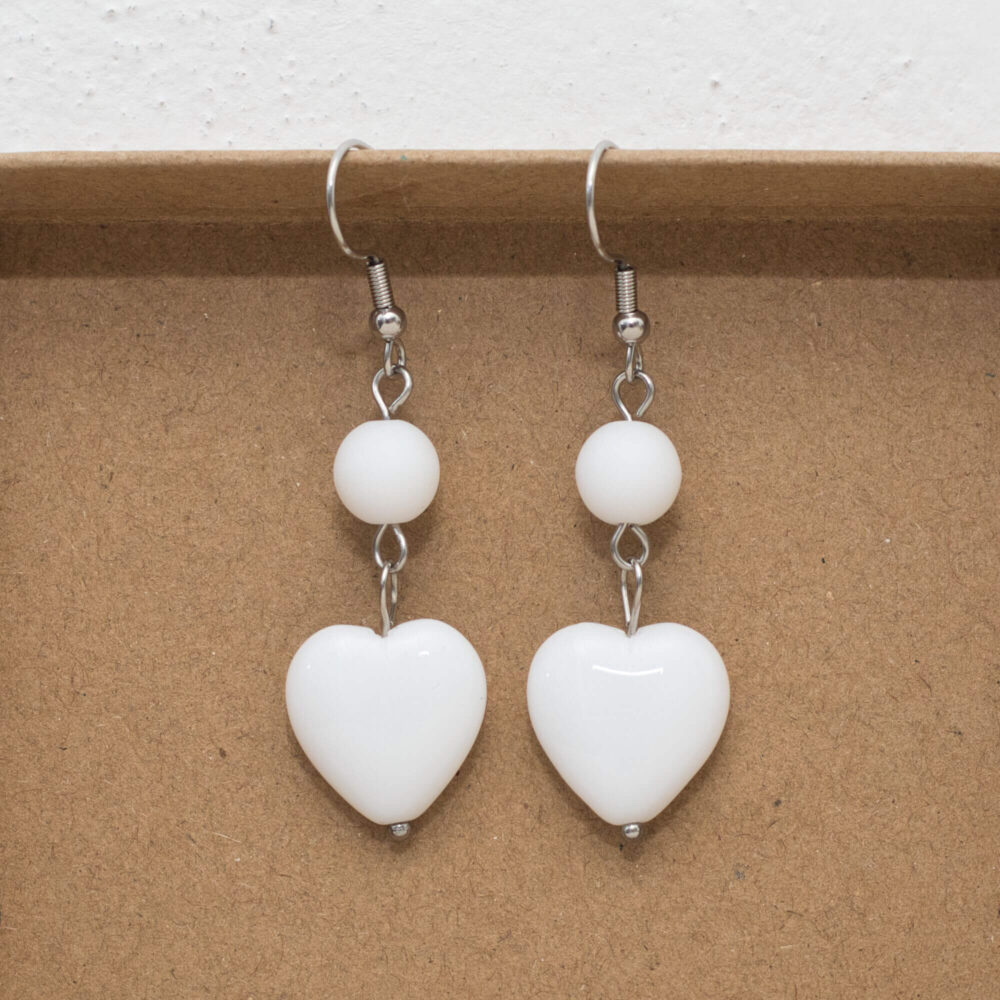 Schlichte Herz-Ohrhänger aus weißen böhmischen Glasperlen und Edelstahl, elegant und stilvoll für Alltag und besondere Anlässe.