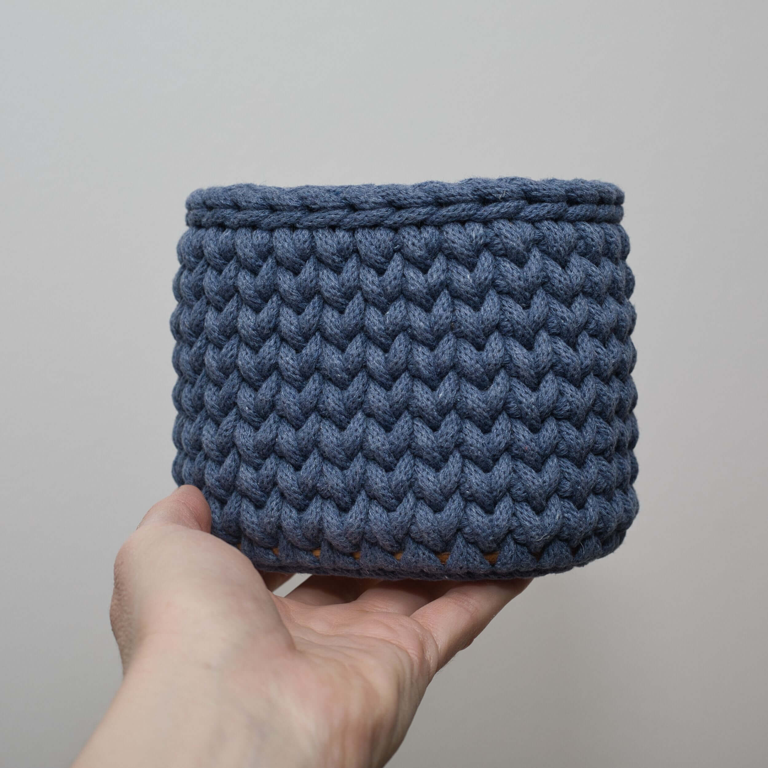 Ovaler gehäkelter Korb mit Holzboden aus Sperrholz und Baumwollkordel im Boho Stil