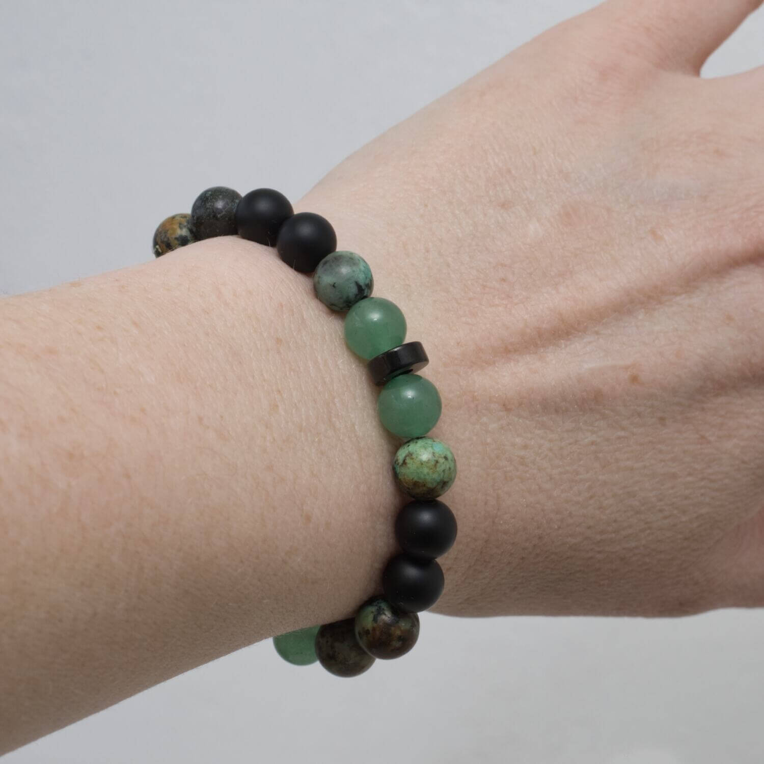 Handgemachtes schwarz-grünes Armband aus Afrikanischem Türkis, Onyx, Grüner Aventurin und schwarzer Metallperle.