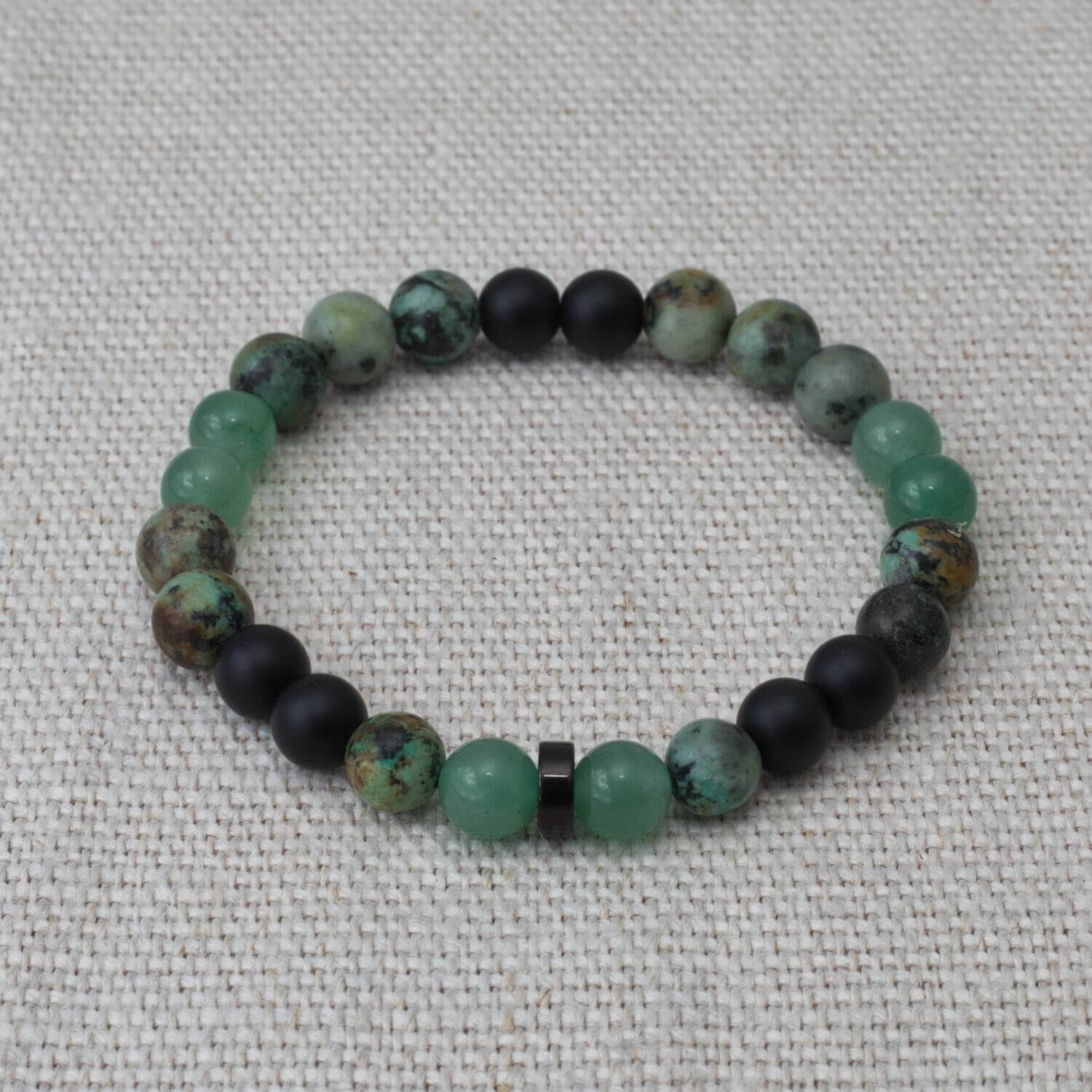 Handgemachtes schwarz-grünes Armband aus Afrikanischem Türkis, Onyx, Grüner Aventurin und schwarzer Metallperle.