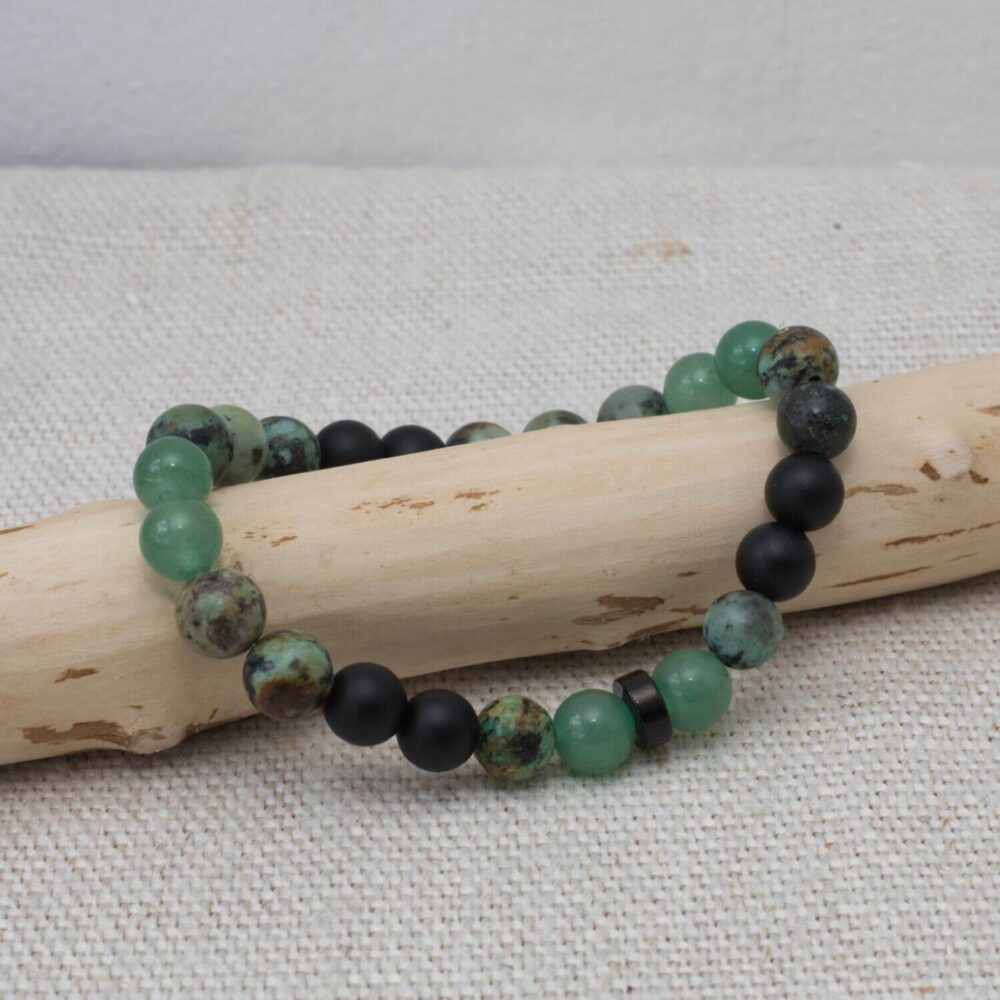 Handgemachtes schwarz-grünes Armband aus Afrikanischem Türkis, Onyx, Grüner Aventurin und schwarzer Metallperle.