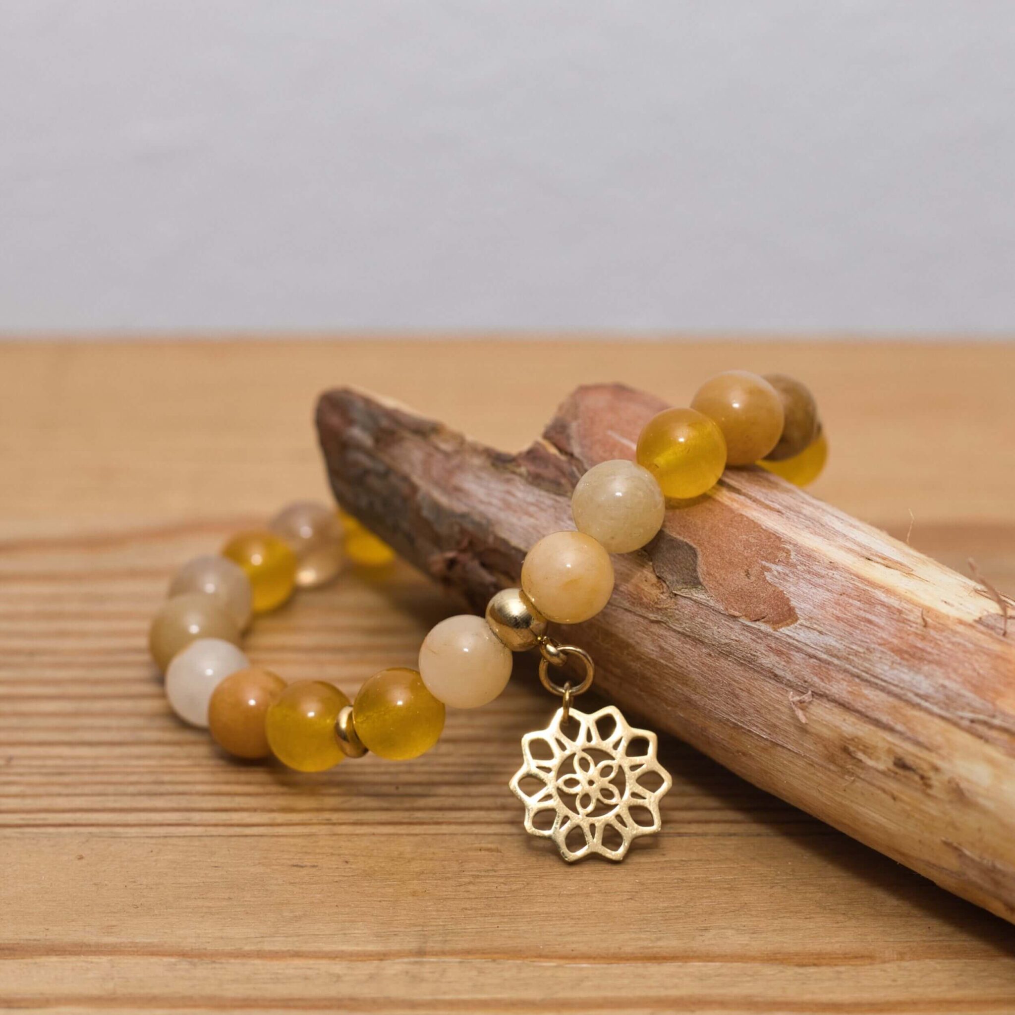 Armband mit gelbem Chalcedon, gelbem Topas und Citrin, veredelt mit vergoldeten Edelstahlperlen und Blumenanhänger – elegant und strahlend.