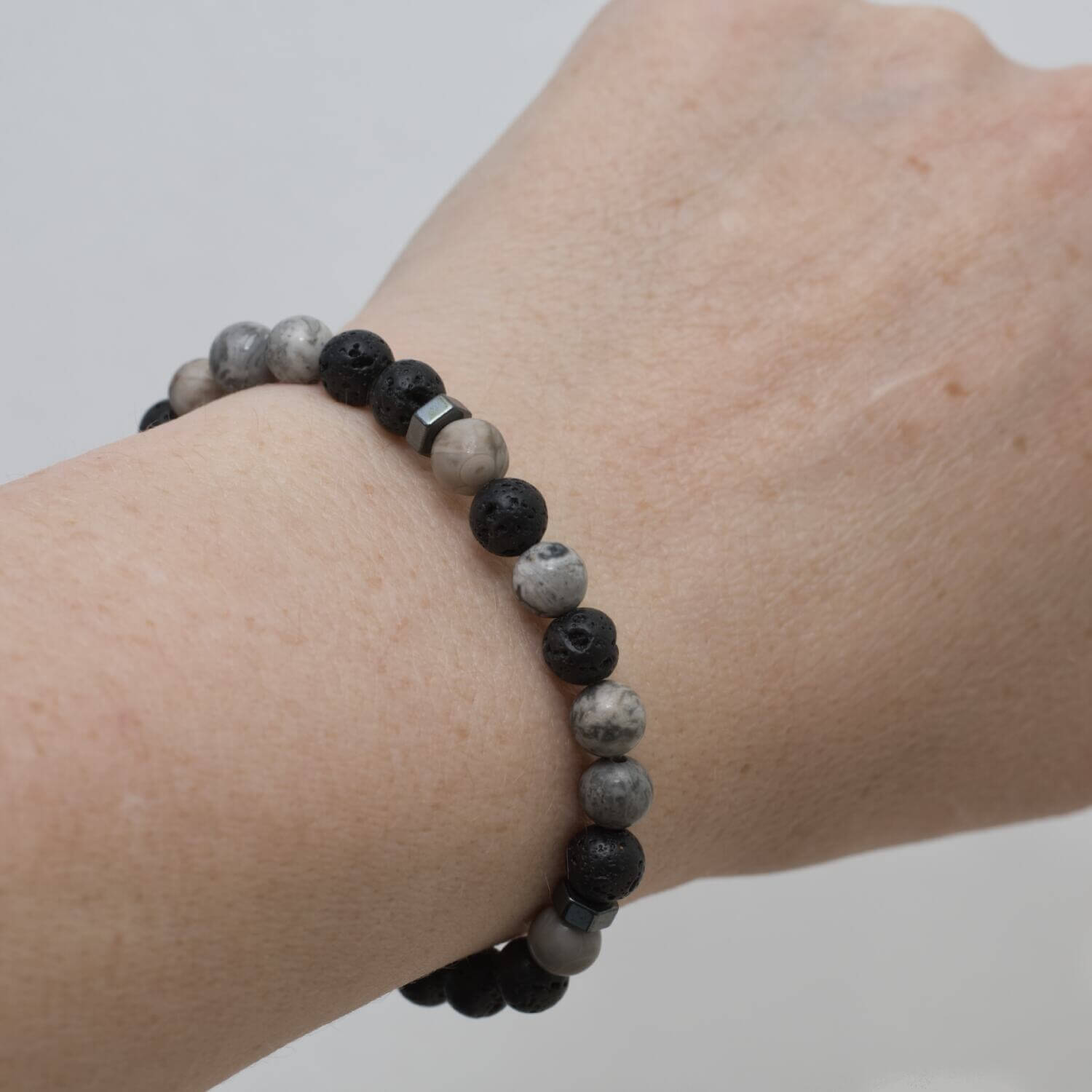 Unisex-Armband aus Lavastein, Picasso-Jaspis, Hämatit und Maifanit – natürlich, elegant, schwarz-grau und voller positiver Energie.