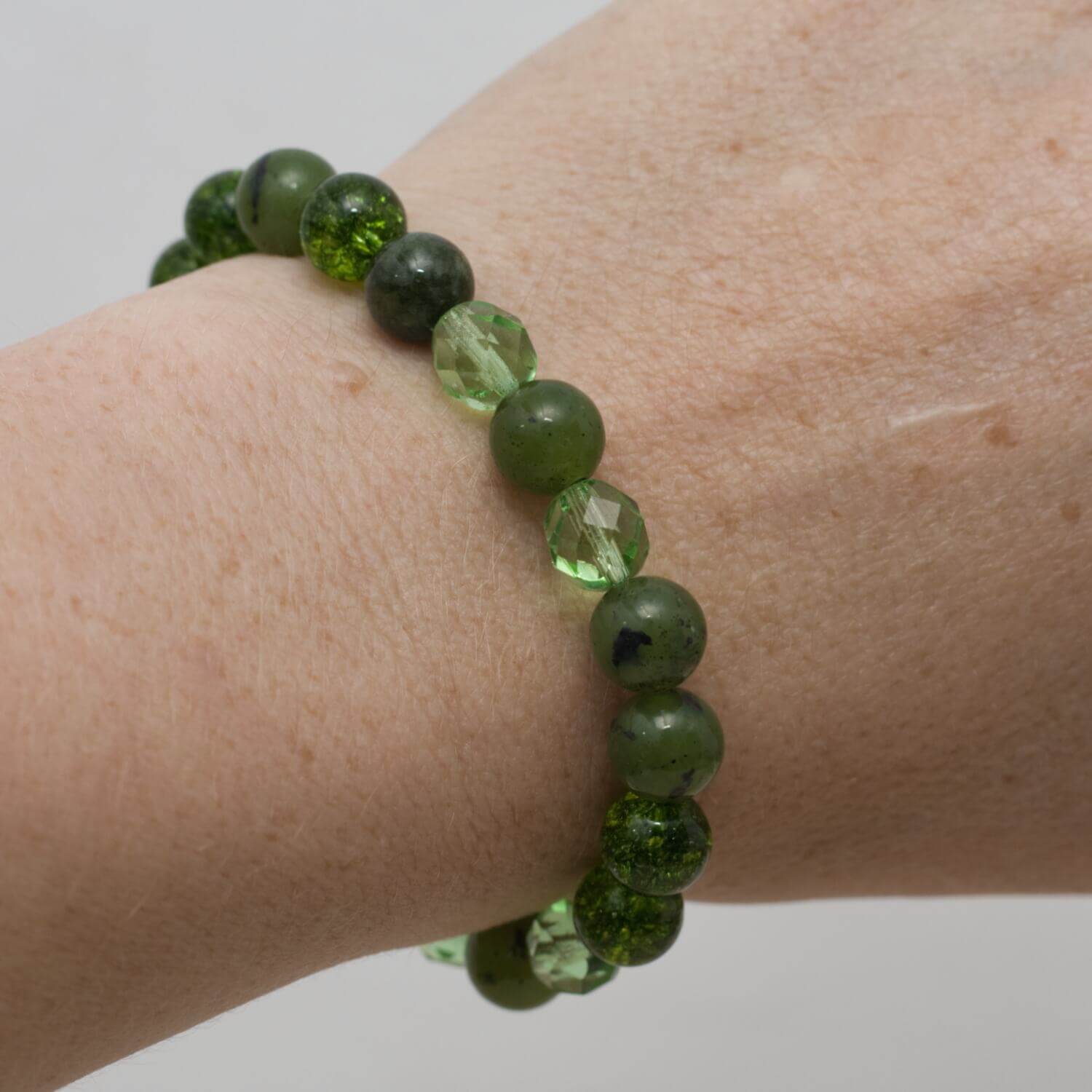 Handgemachtes grünes Damen-Armband aus Peridot, Jadeit und Glasperlen, elastisch und stilvoll.