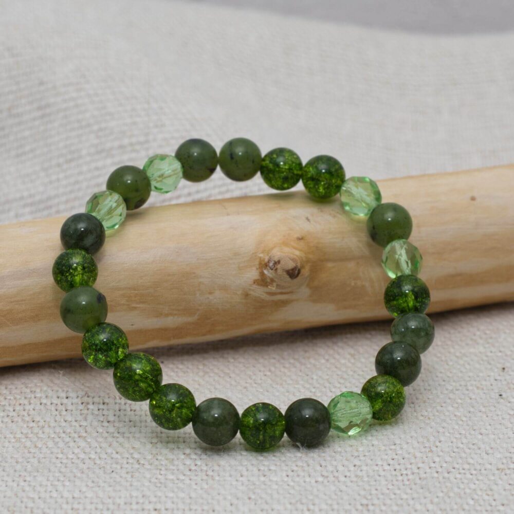 Handgemachtes grünes Damen-Armband aus Peridot, Jadeit und Glasperlen, elastisch und stilvoll.