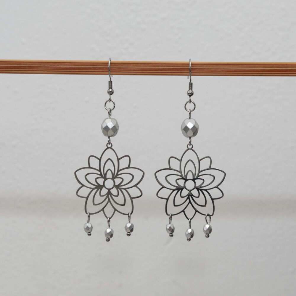 Handgefertigte Ohrhänger von MAYAK mit Silber Lotus-Motiv, elegant und stilvoll für Alltag und besondere Anlässe.