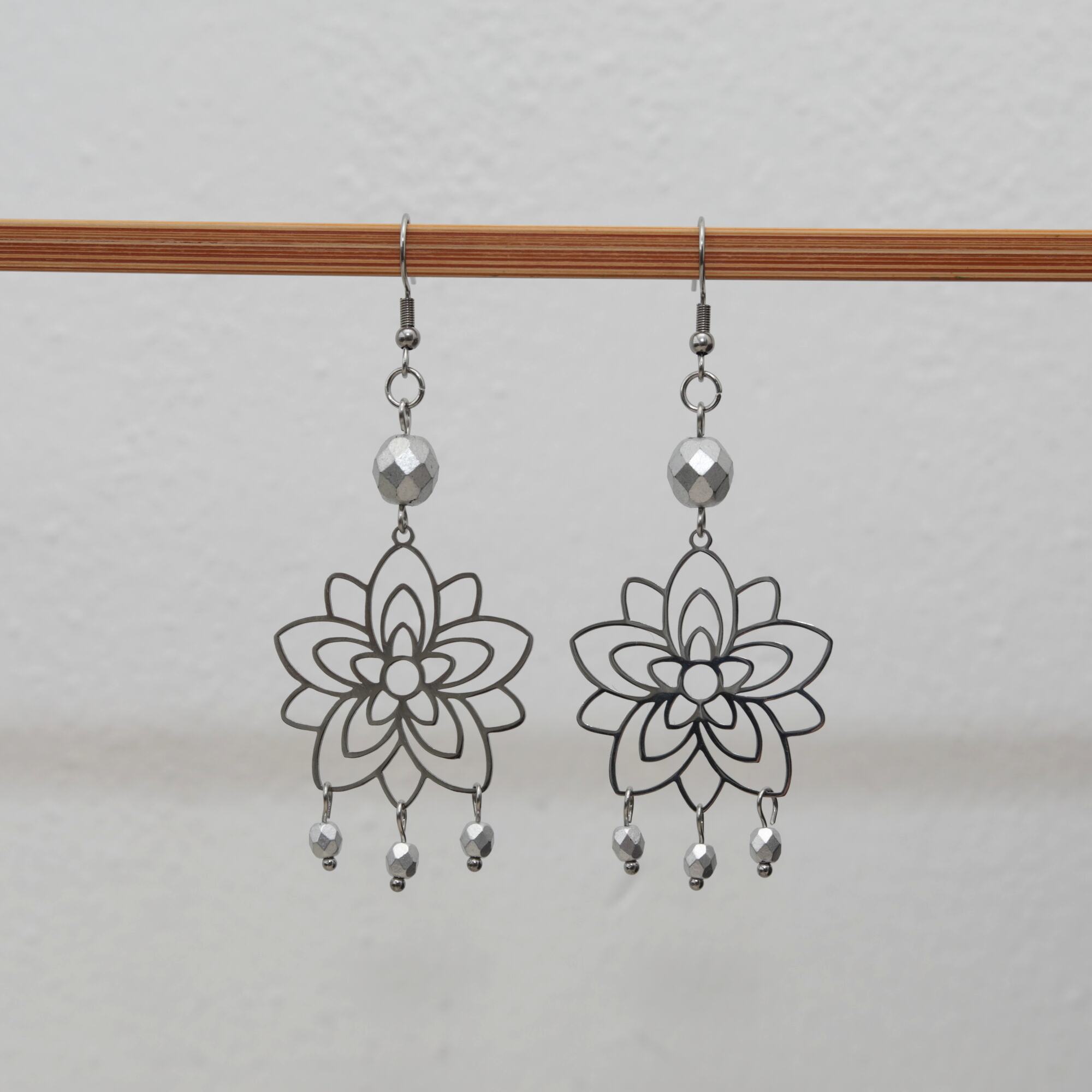 Handgefertigte Ohrhänger von MAYAK mit Silber Lotus-Motiv, elegant und stilvoll für Alltag und besondere Anlässe.