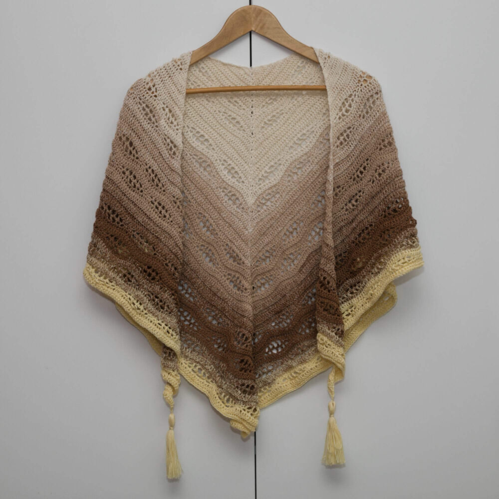 Handgefertigtes Dreieckstuch aus Ombré-Garn in Beige, Braun & Pastellgelb – weich, stilvoll & einzigartig.