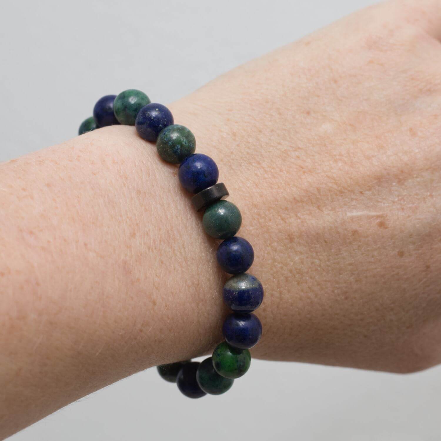 Armband aus blauen Azurit-Perlen mit einer schwarzen Metallperle.
