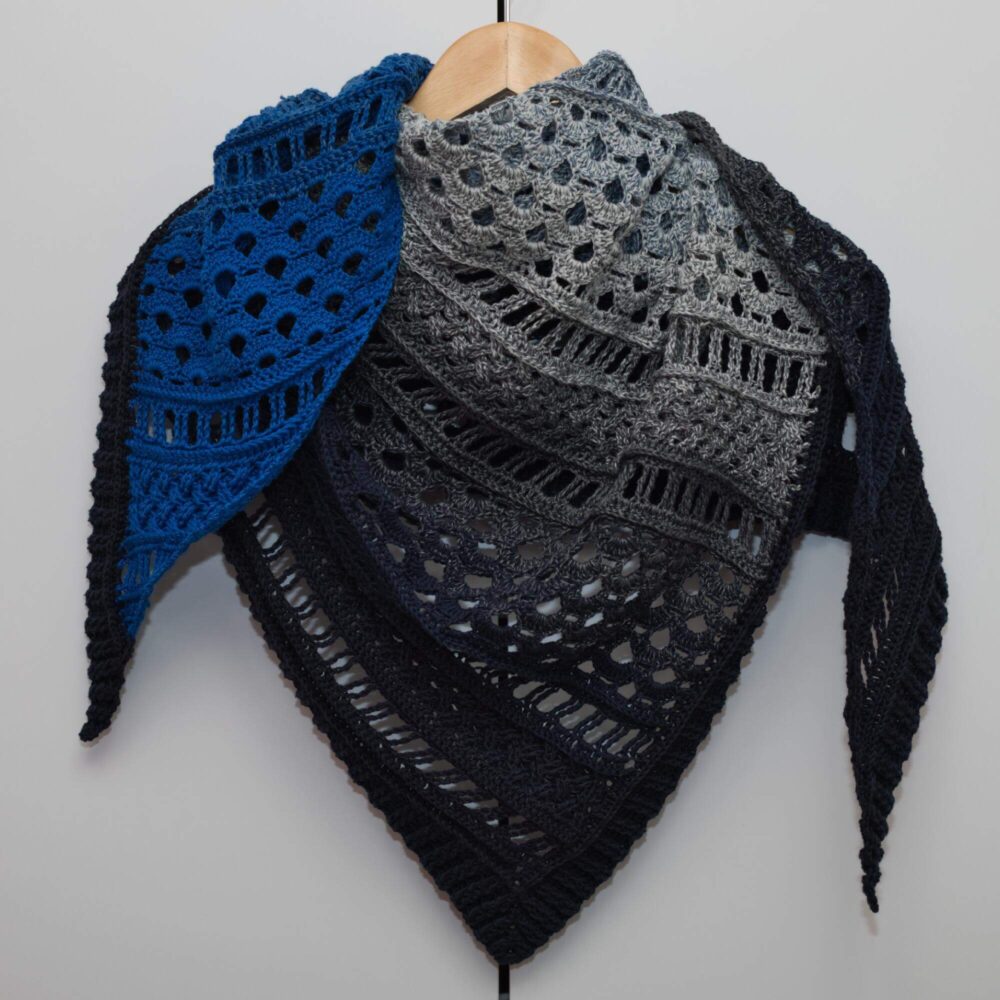 Handgemachtes dreieckiges Häkel-Schultertuch in Blau-Grau-Ombre, elegant und vielseitig für den Alltag.