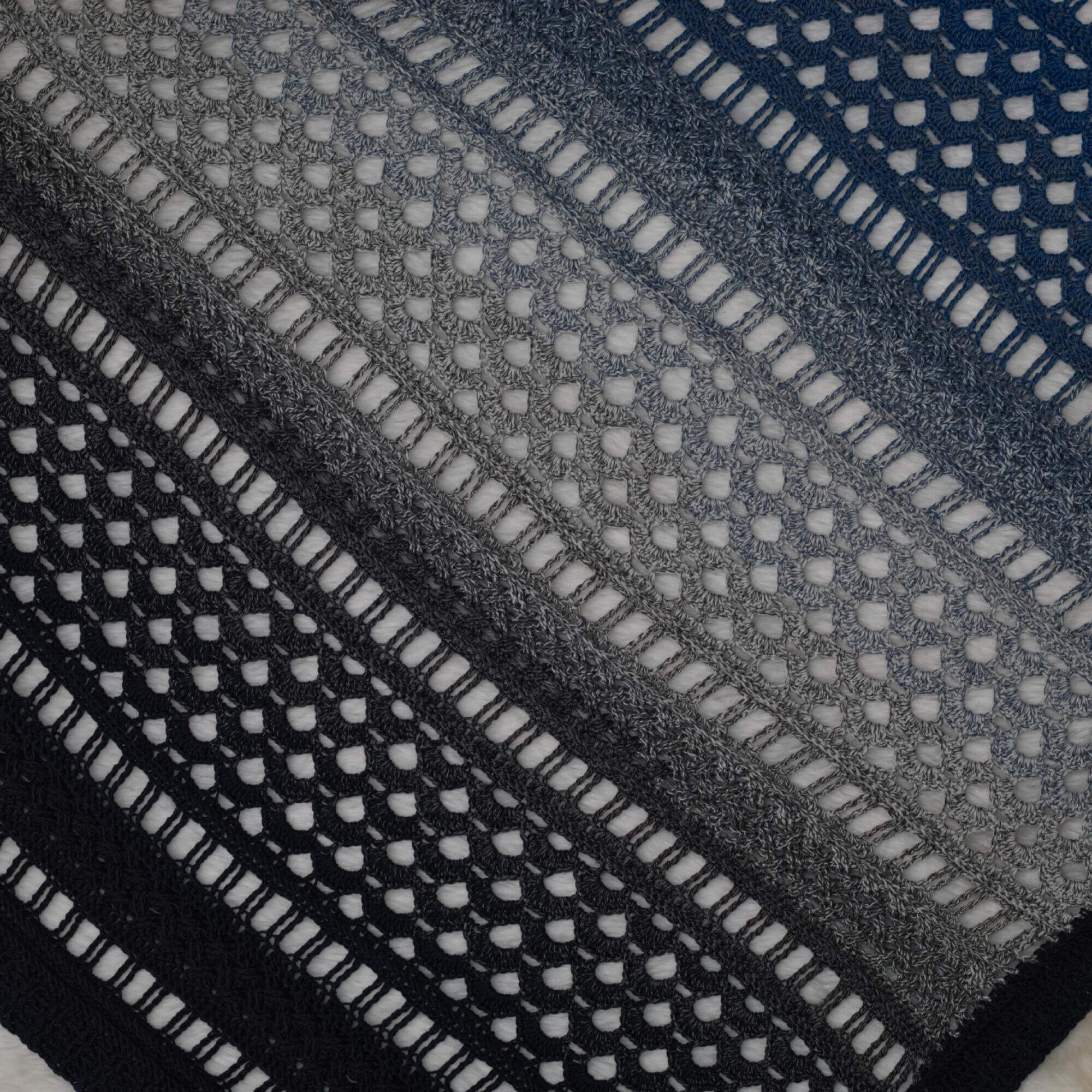 Handgemachtes dreieckiges Häkel-Schultertuch in Blau-Grau-Ombre, elegant und vielseitig für den Alltag.