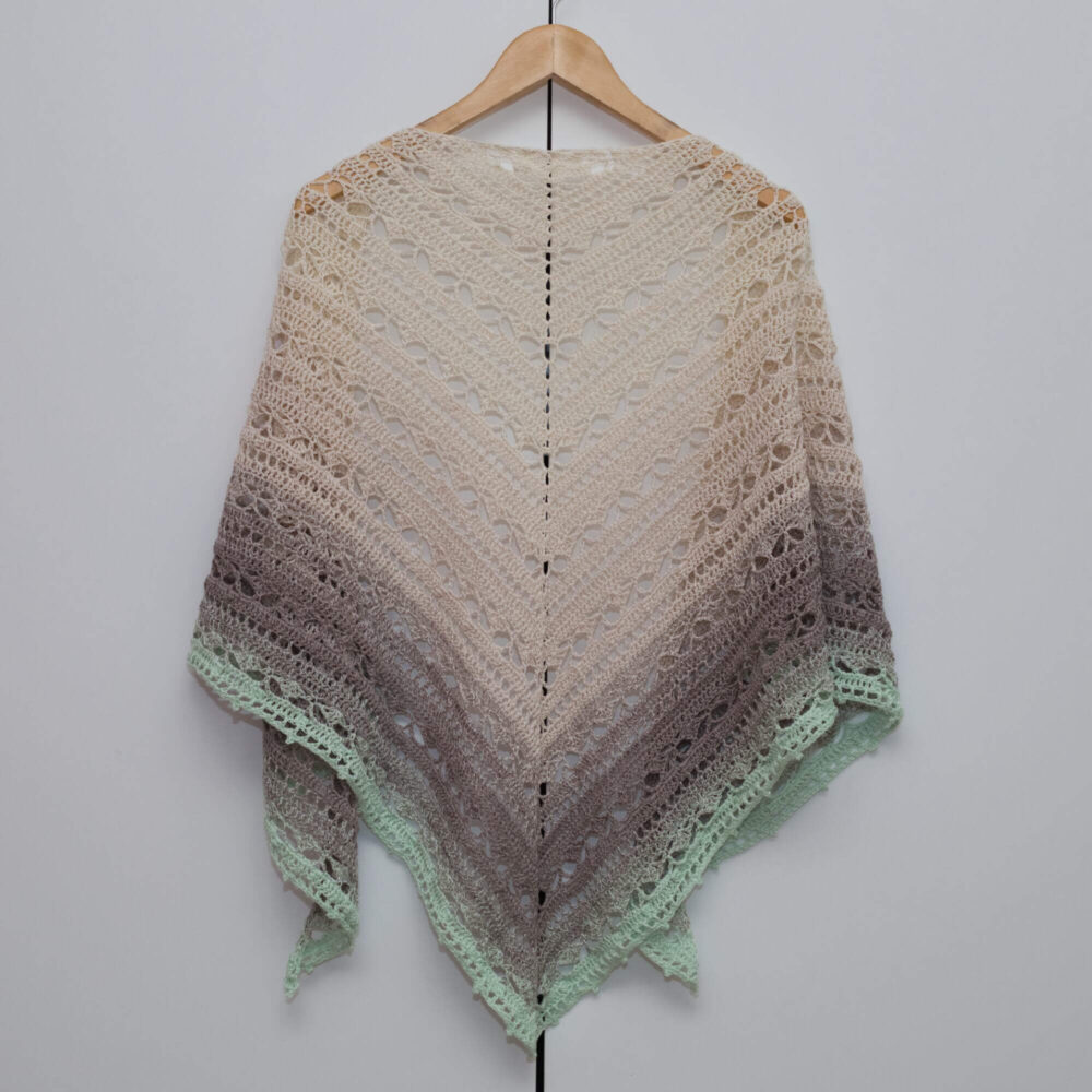 Handgemachtes Dreieckstuch aus hochwertigem Garn in Creme, Taupe und Pistaziengrün, vielseitig und gemütlich für Alltag und besondere Anlässe.