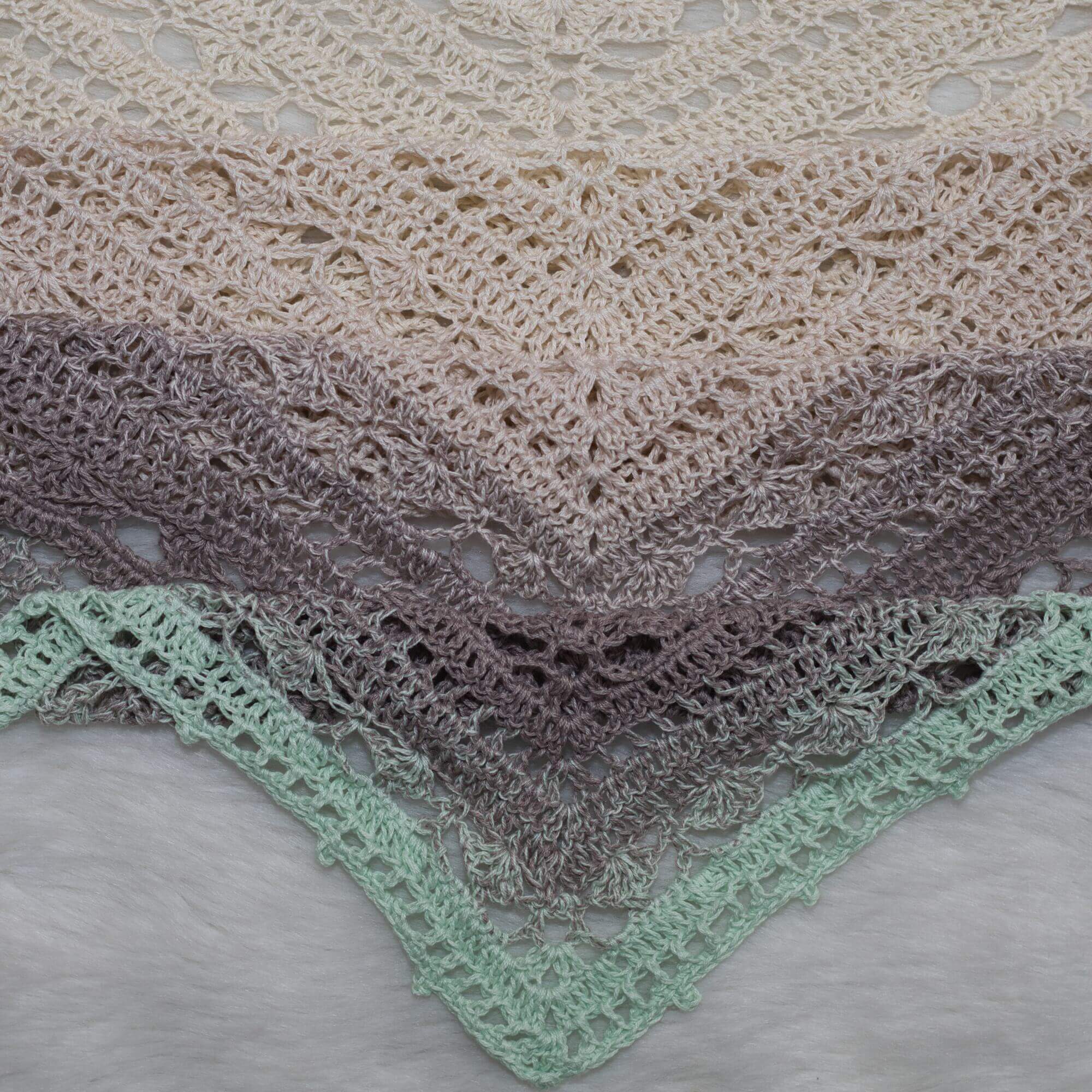 Handgemachtes Dreieckstuch aus hochwertigem Garn in Creme, Taupe und Pistaziengrün, vielseitig und gemütlich für Alltag und besondere Anlässe.Handgemachtes Dreieckstuch aus hochwertigem Garn in Creme, Taupe und Pistaziengrün, vielseitig und gemütlich für Alltag und besondere Anlässe.