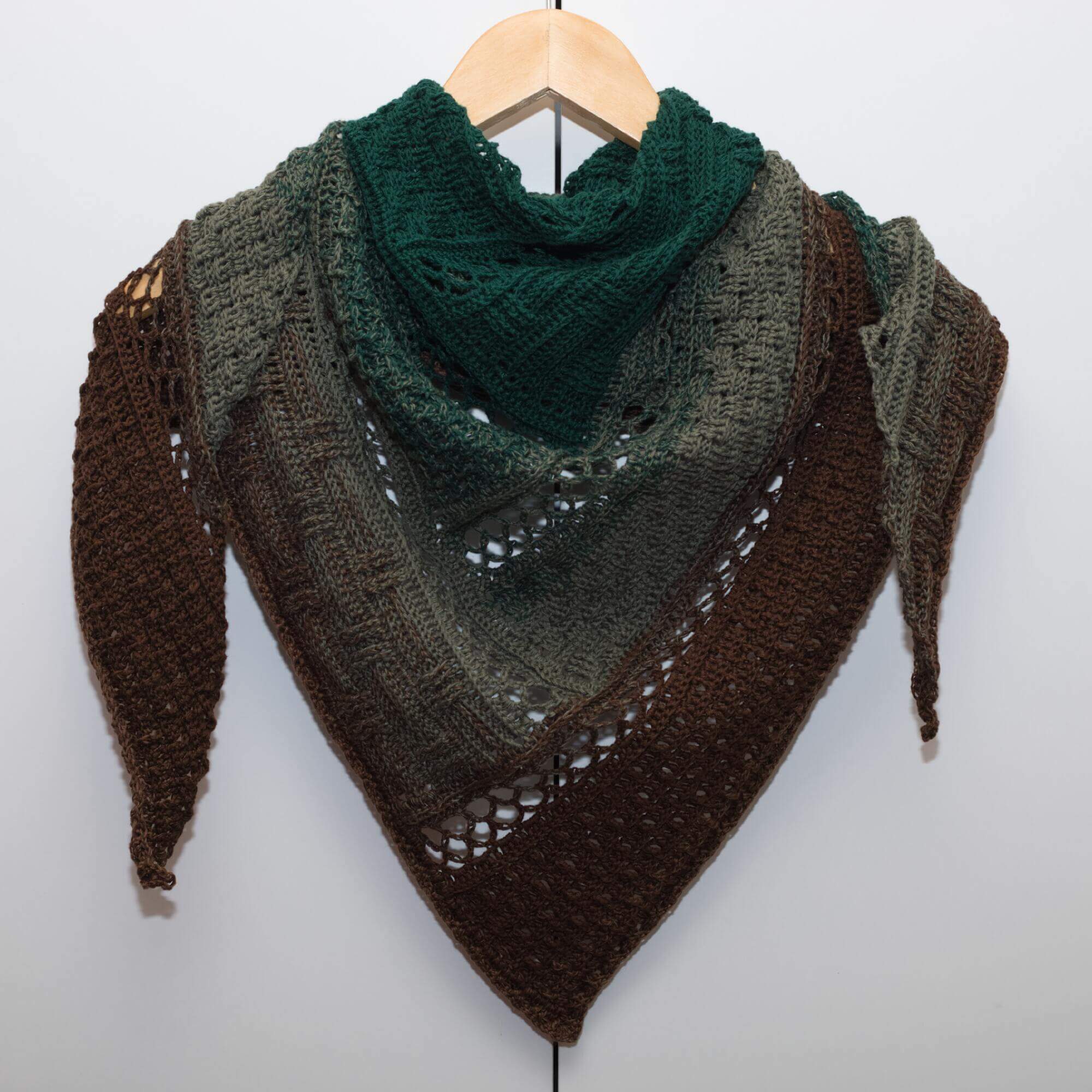 Handgemachtes Damen-Dreieckstuch in Grün- und Brauntönen – Akaste, gehäkelt, elegant und vielseitig für Alltag und besondere Anlässe.