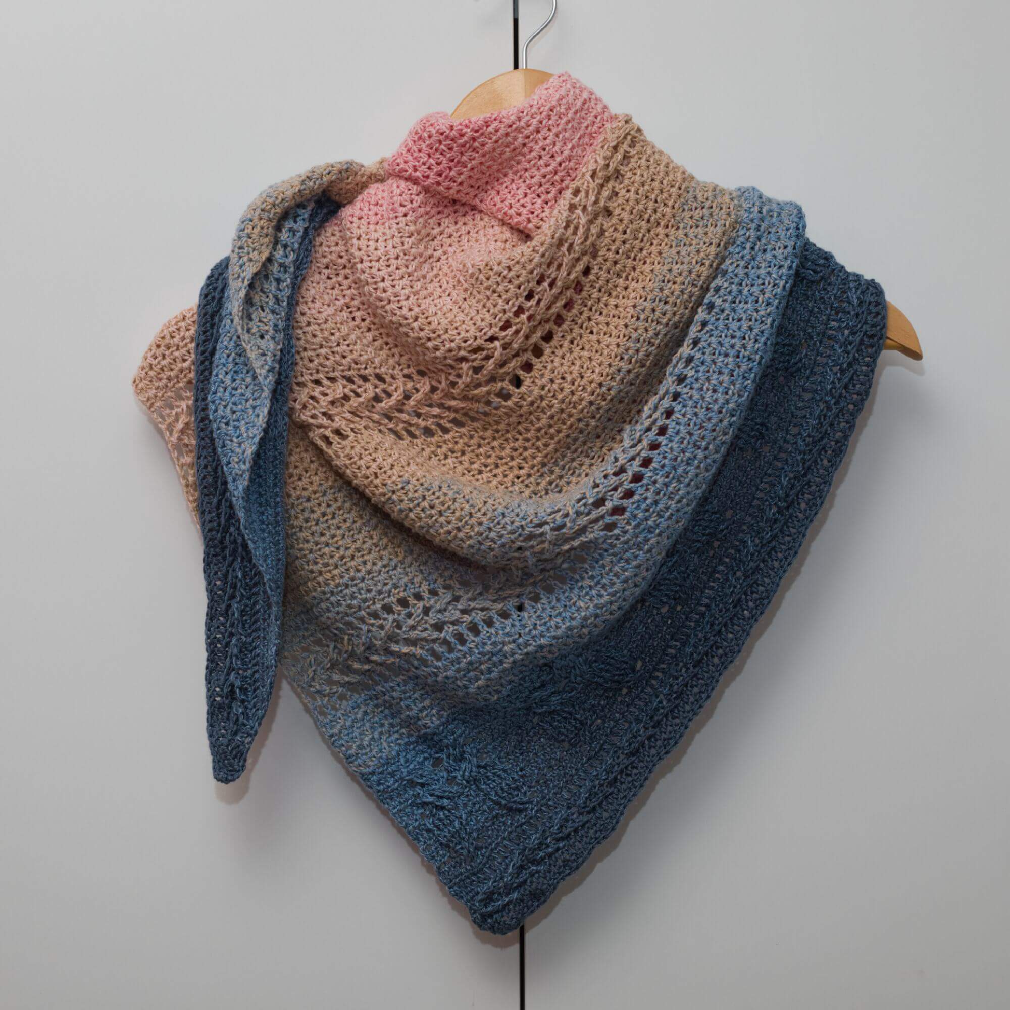 Asymmetrisches handgehäkeltes Dreieckstuch mit Eulenmotiven, originell und stilvolles Accessoire für Damen.