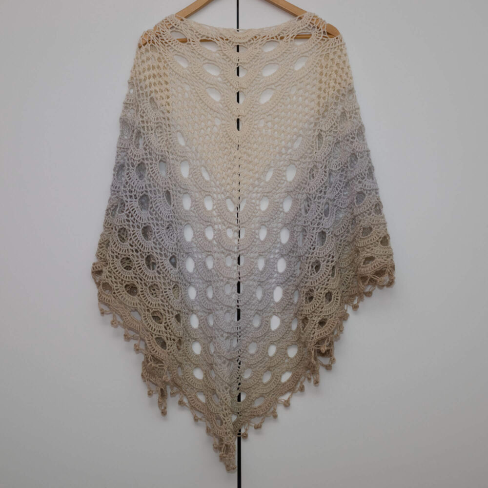 Handgemachtes gehäkeltes Dreieckstuch Virus meets Granny in Ombre Naturtönen Creme, Taupe und Grau.