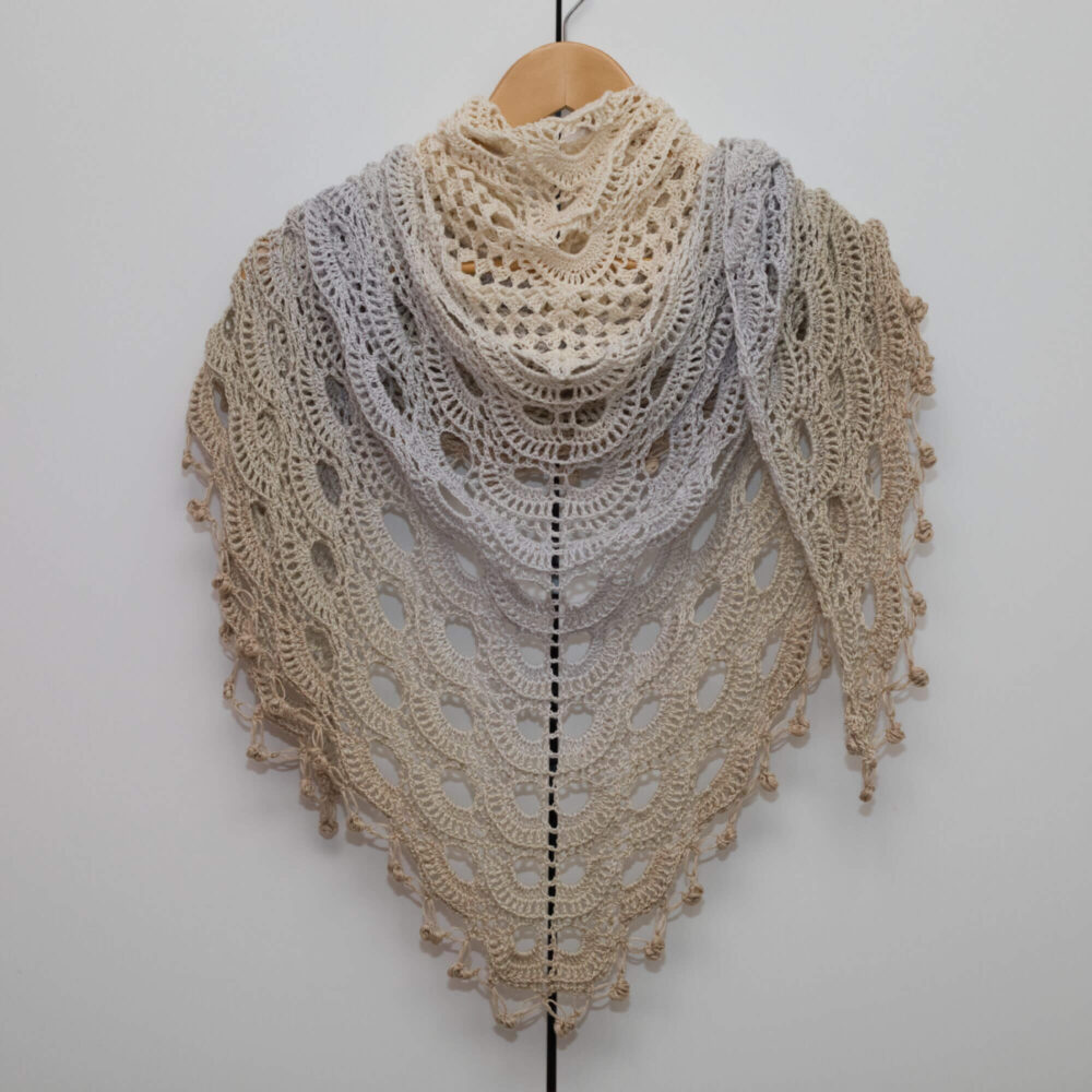 Handgemachtes gehäkeltes Dreieckstuch Virus meets Granny in Ombre Naturtönen Creme, Taupe und Grau.