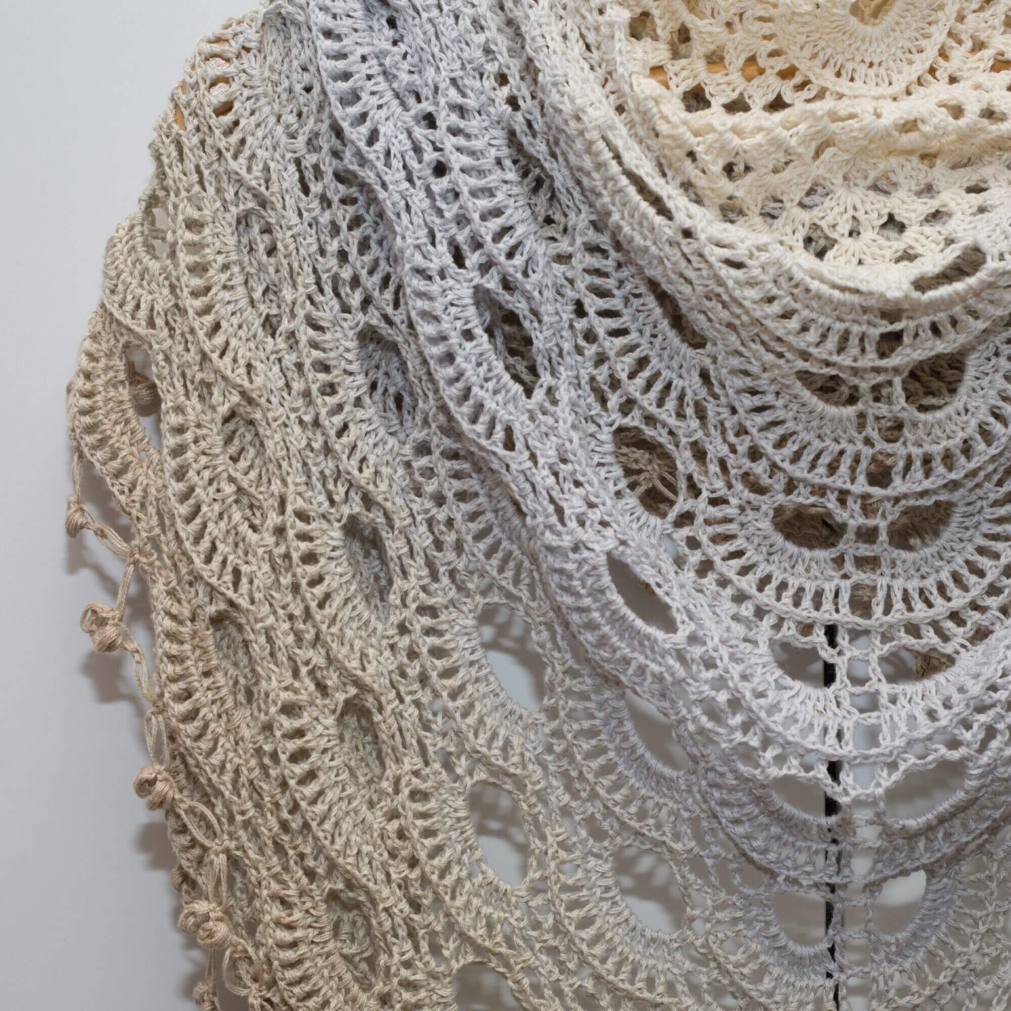 Handgemachtes gehäkeltes Dreieckstuch Virus meets Granny in Ombre Naturtönen Creme, Taupe und Grau.