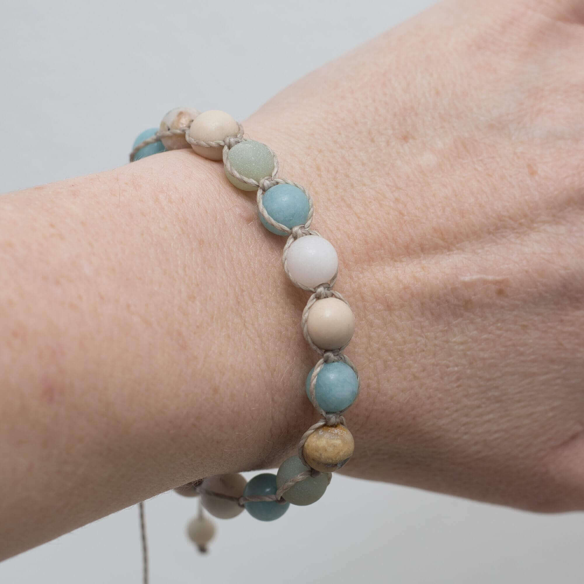 Shamballa Armband aus Aquamarin, Achat, Amazonit und Flussstein – stilvoll, natürlich und voller positiver Energie.