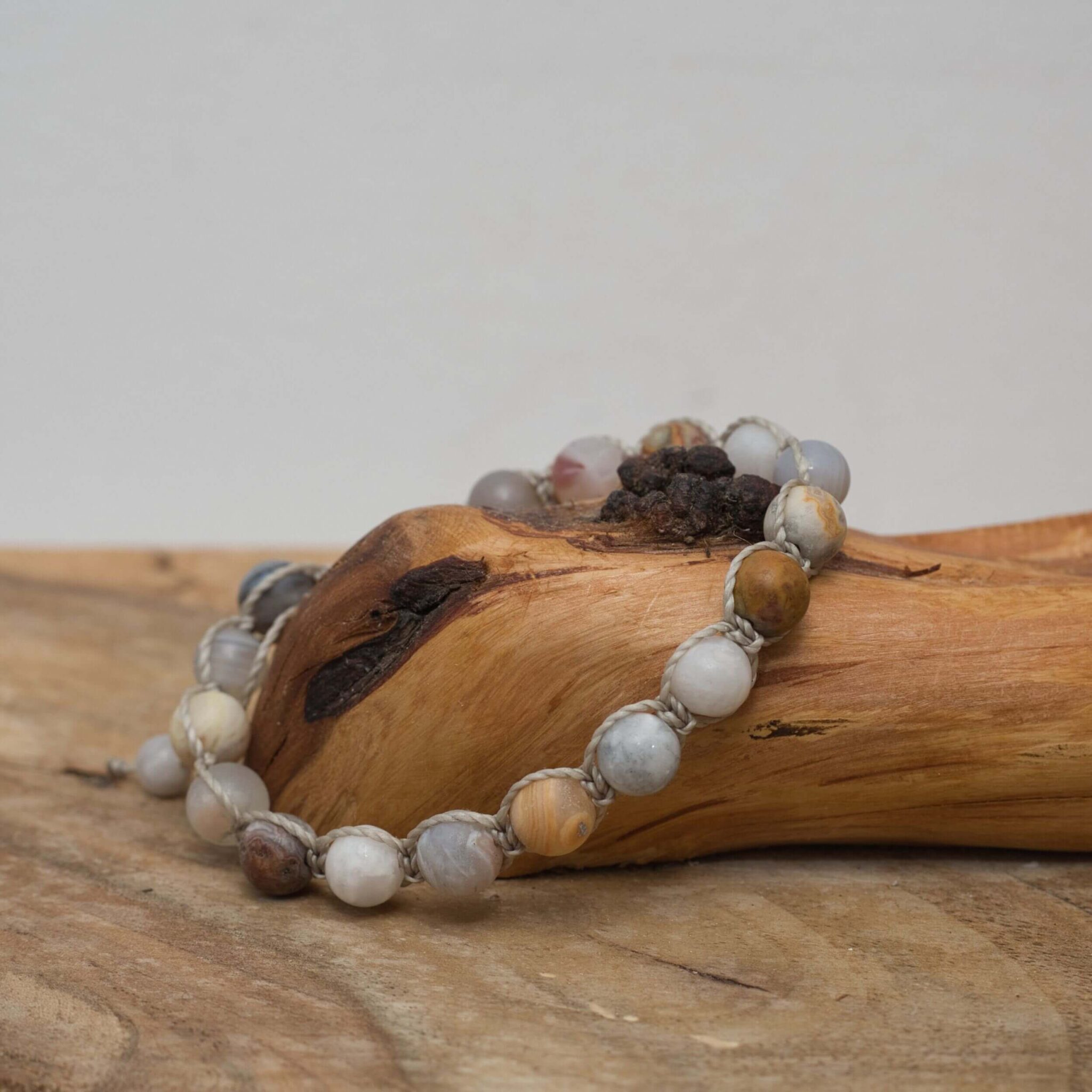 Shamballa-Armband aus Crazy Lace Achat, Weißer Achat, Brauner Achat & Bambusblatt Achat